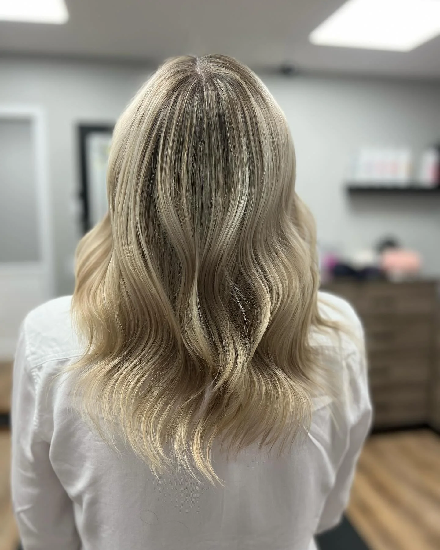 🎄Full Highlight🎄
&bull;
Be sure to book your holiday appointment! Dates are filling up quick🤗
&bull;
&bull;
&bull;
&bull;
#blondehair #highlightfrankfort #frankforthair #amika #redkenflashlift #btconeshot #behindthechairstylist #frankfortillinois 