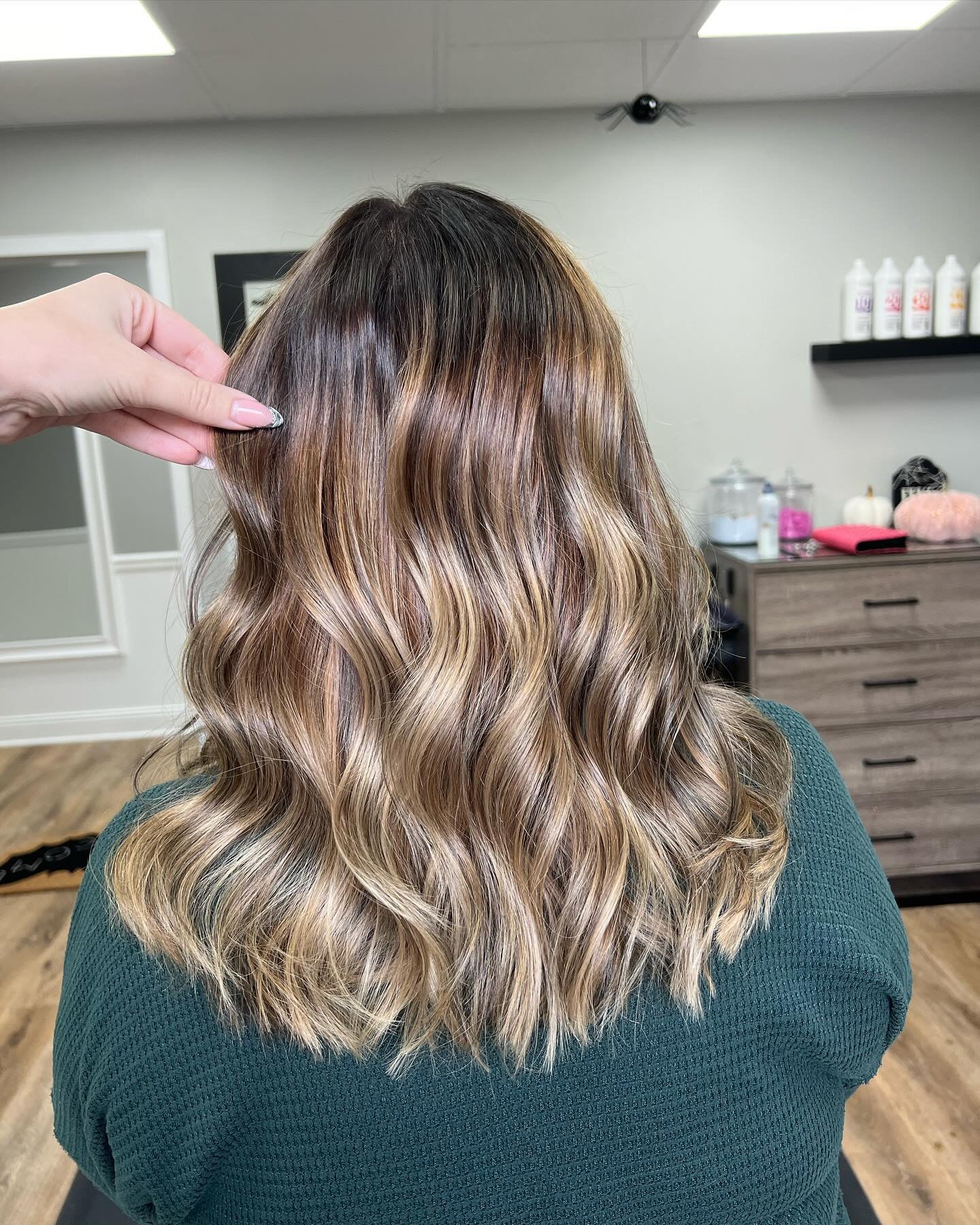 🦋Root Melt &amp; Lowlight🦋
&bull;
1st &amp; 2nd picture is taken in direct sunlight! the 3rd picture is taken in indirect sunlight!☀️
&bull;
&bull;
&bull;
&bull;
#redken #redkencoverfusion #brunettehair #brunettehaircolor #allovercolor #mokenail #m