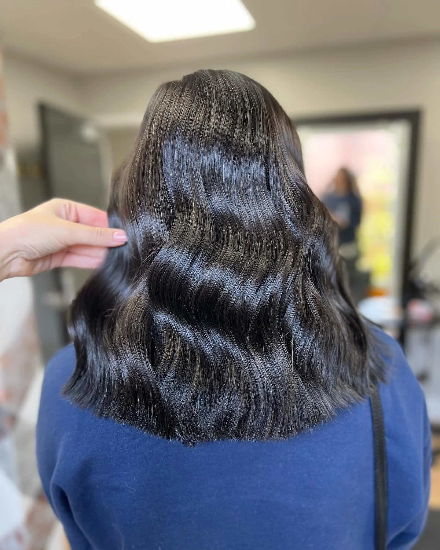 🤎All-Over Color &amp; Haircut🤎
&bull;
Book an appointment with me!
&bull;
&bull;
&bull;
&bull;
#redken #redkencoverfusion #brunettehair #brunettehaircolor #allovercolor #mokenail #mokenaillinois #mokenahairstylist #frankfortil #frankfortillinois #f