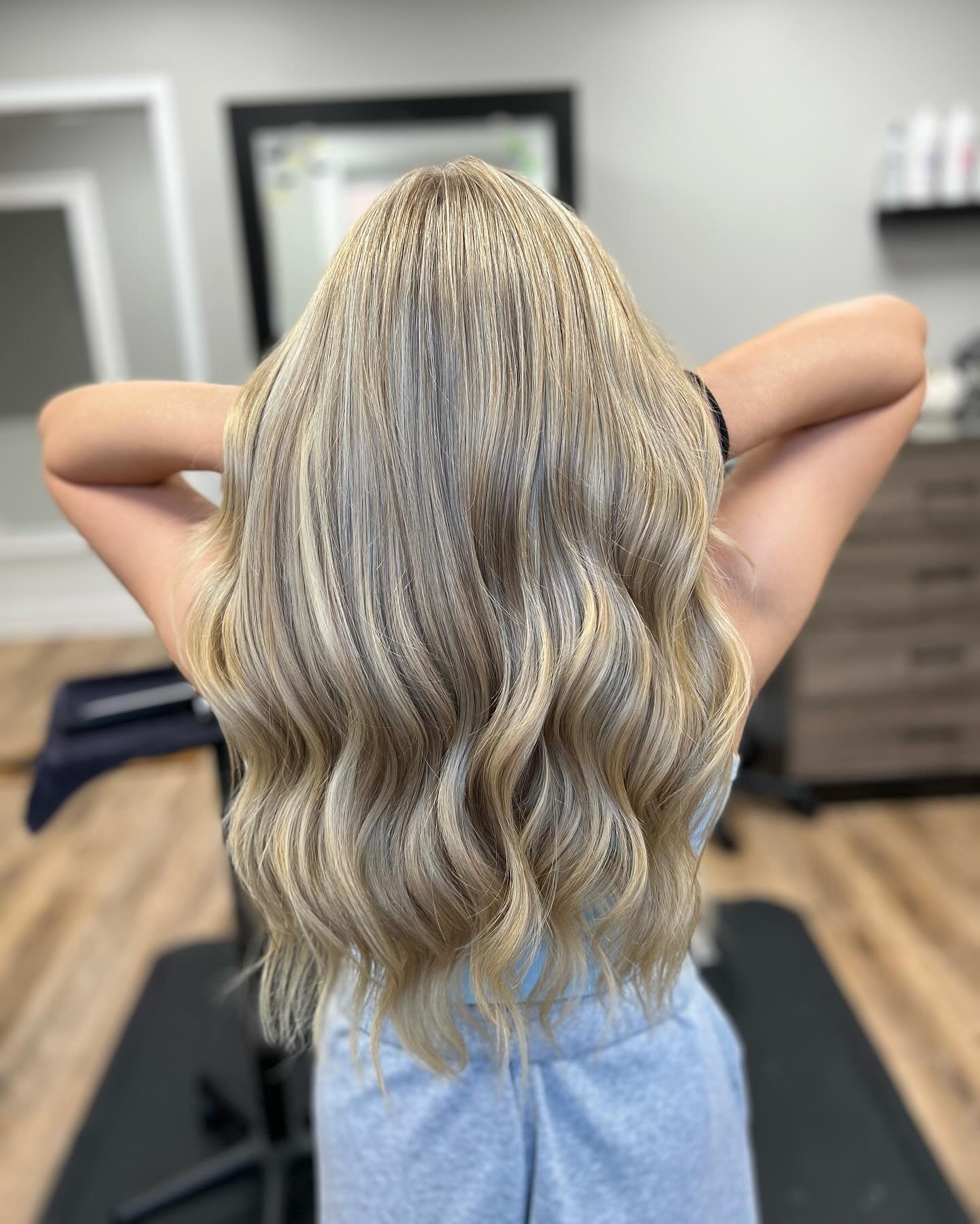 🩶Highlight and Extension Move-Up🩶
&bull;
&bull;
&bull;
&bull;
&bull;
#bellami #bellamihair #bellamihairpro #bellamiextensions #bellamihairextensions #hairextensionspecialist #hairextensionsfrankfort #hairextensionsmokena #mokenaextensions #frankfor