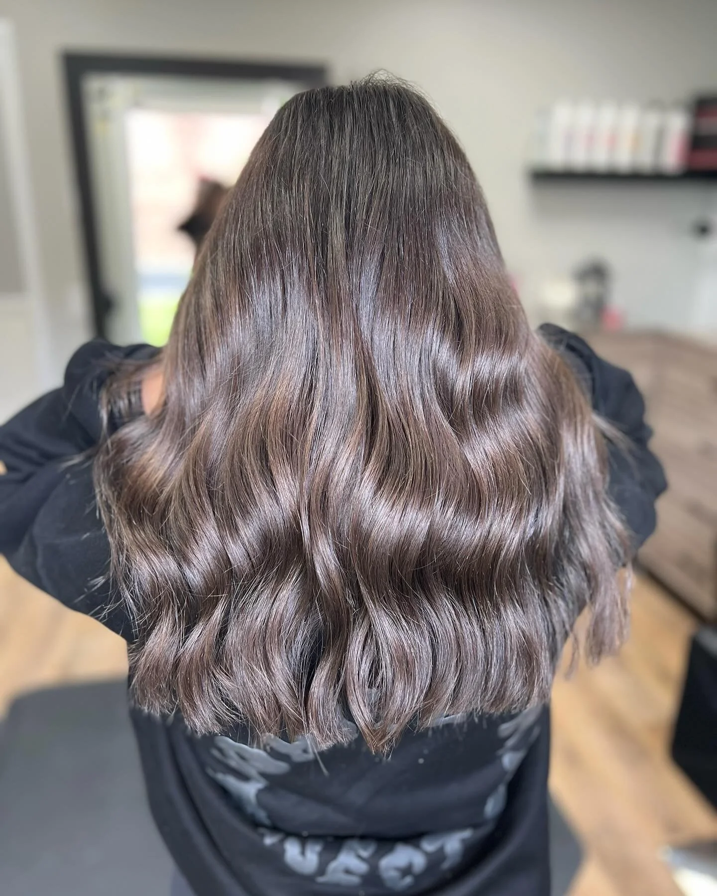 🤍Full Color and Chop🤍
&bull;
Book with me using the link in my bio, id love to see you in my chair💖&bull;
&bull;
&bull;
&bull;
#redken #redkencoverfusion #brunettehair #brunettehaircolor #allovercolor #mokenail #mokenaillinois #mokenahairstylist #