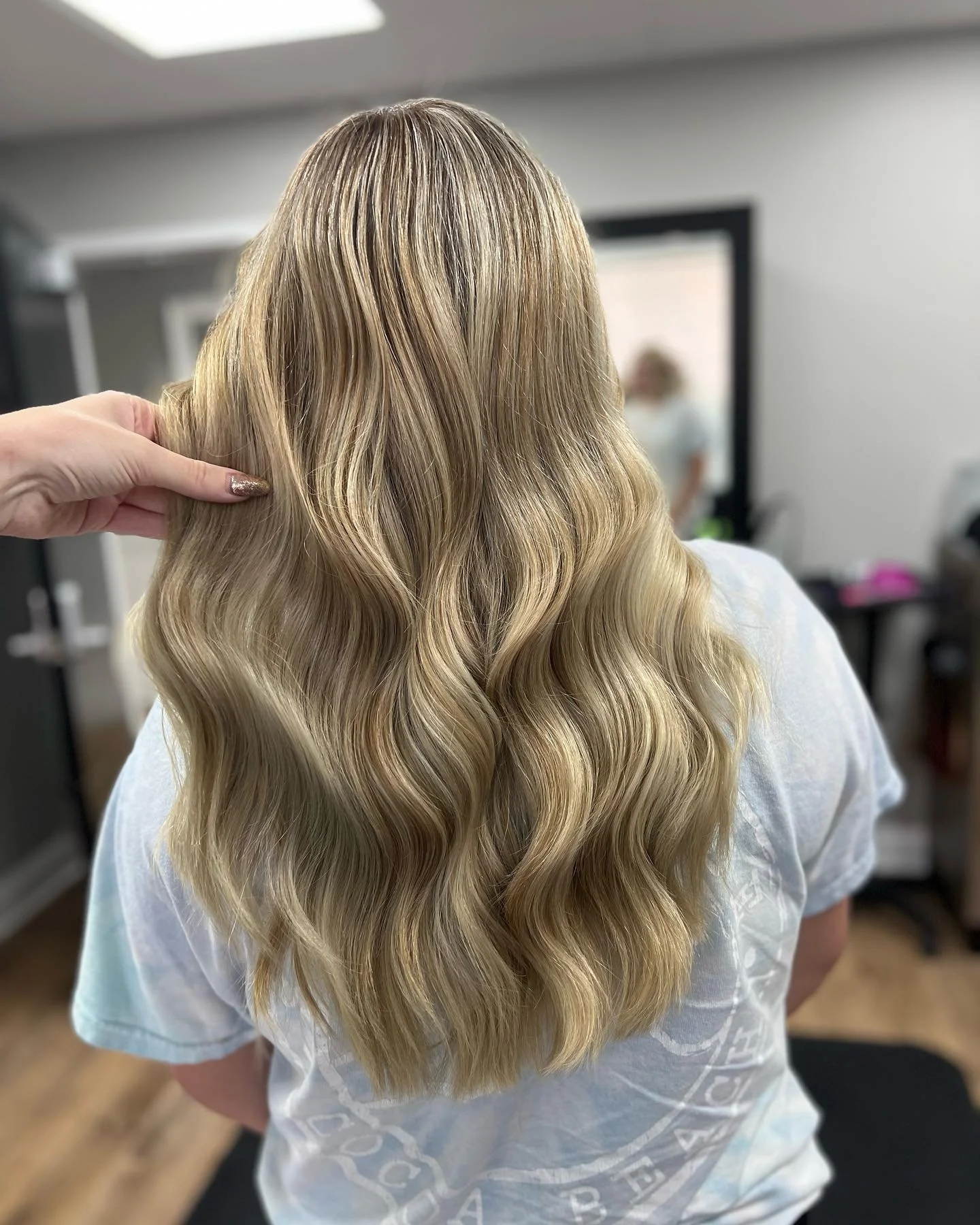 ✏️Back-to-School Blonde✏️
&bull;
&bull;
&bull;
&bull;
&bull;
#redken #redkencoverfusion #highlights #mokenail #mokenaillinois #mokenahairstylist #frankfortil #frankfortillinois #frankforthairstylist #newlenoxhairstylist #btc #behindthechair #backtosc