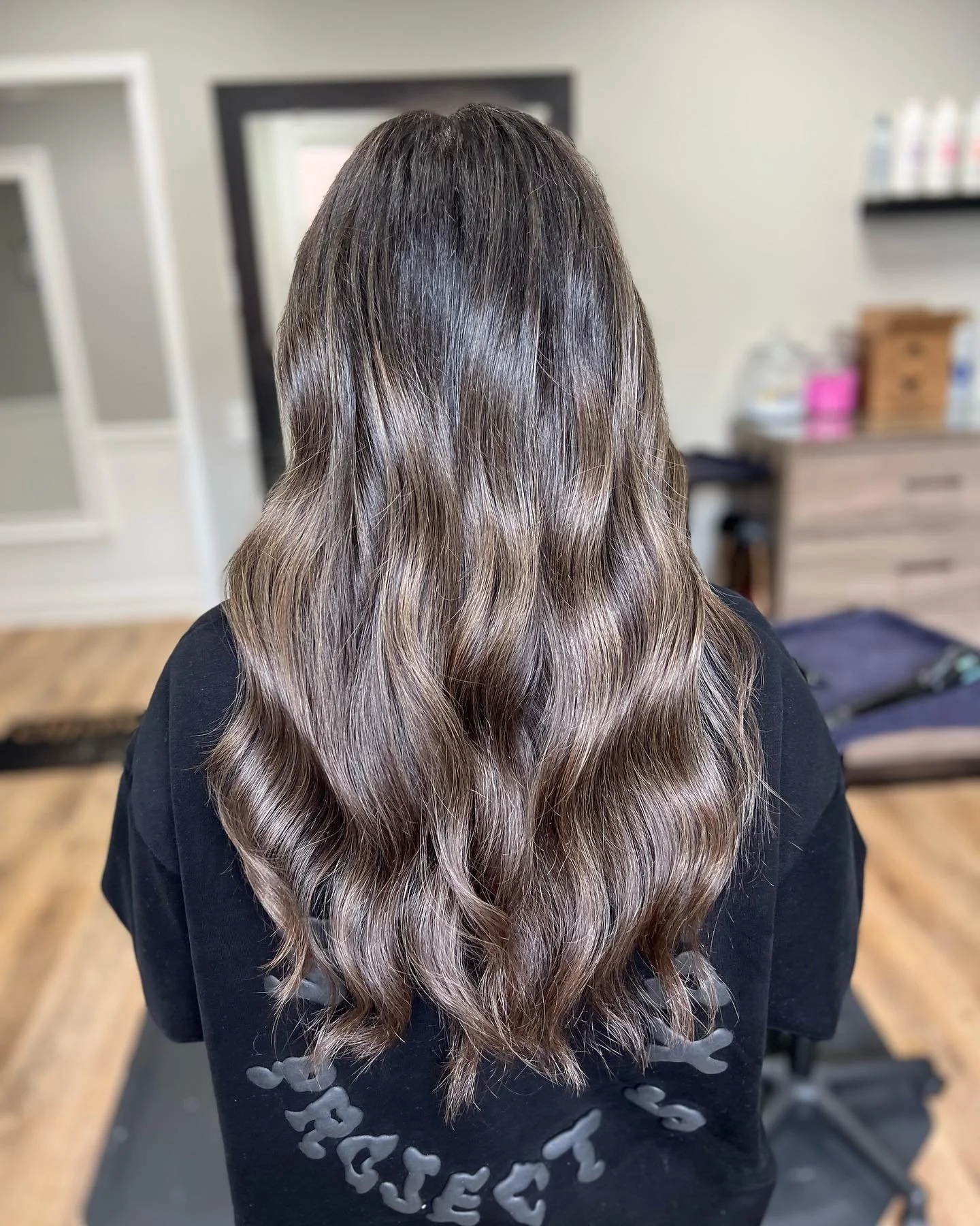🩶Ashy Brown Balayage🩶
&bull;
First two pics are in direct sunlight, last two pics are out of sunlight! ☀️
&bull;
&bull;
&bull;
&bull;
#blendedbalayage #balayage #brunettebalayage #behindthechair #frankfortil #mokenail #newlenoxil #redken #redken #r