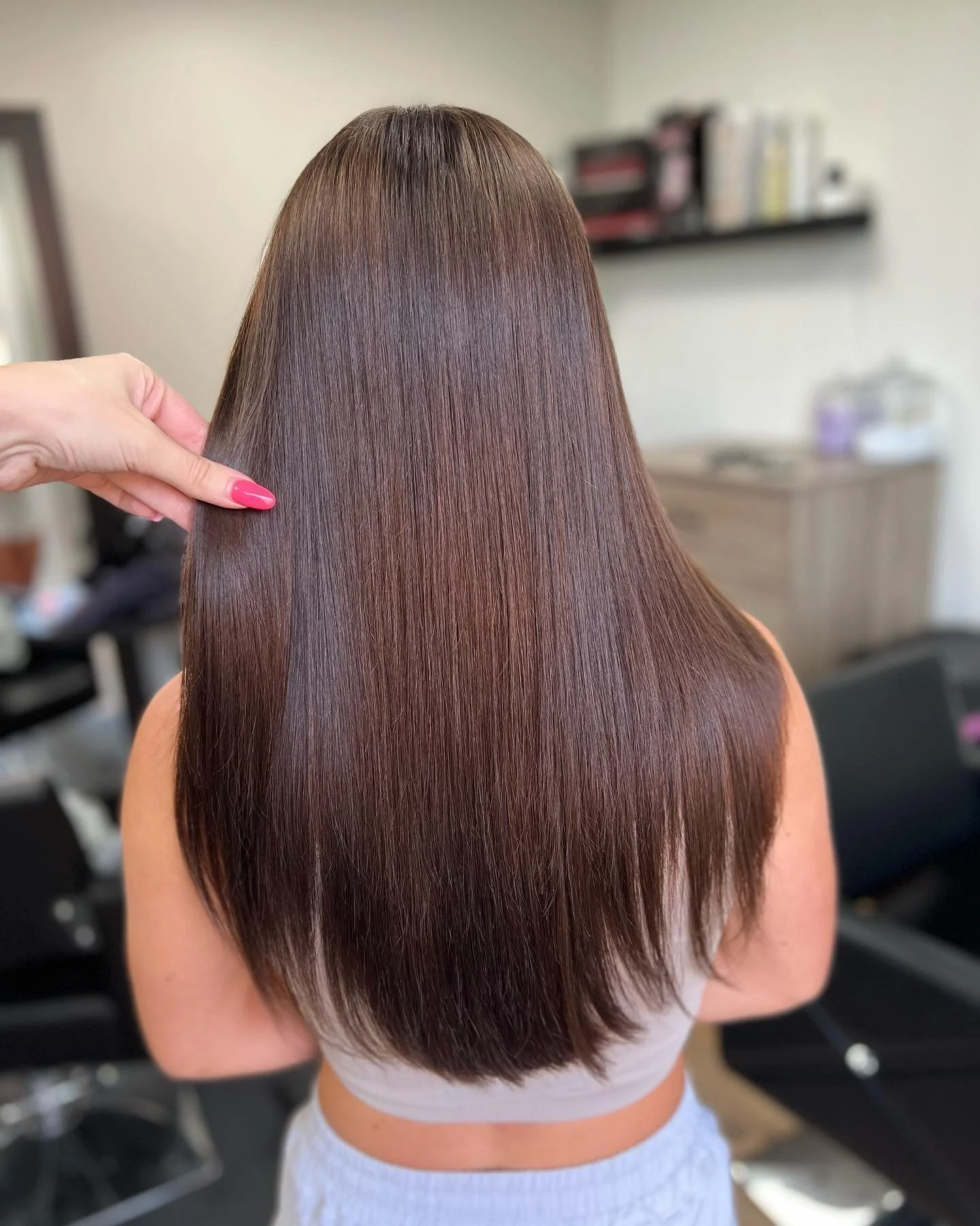 🤎Brunette All-Over Color🤎
&bull;
&bull;
&bull;
&bull;
&bull;
#redken #redkencoverfusion #brunettehair #brunettehaircolor #allovercolor #mokenail #mokenaillinois #mokenahairstylist #frankfortil #frankfortillinois #frankforthairstylist #newlenoxhairs