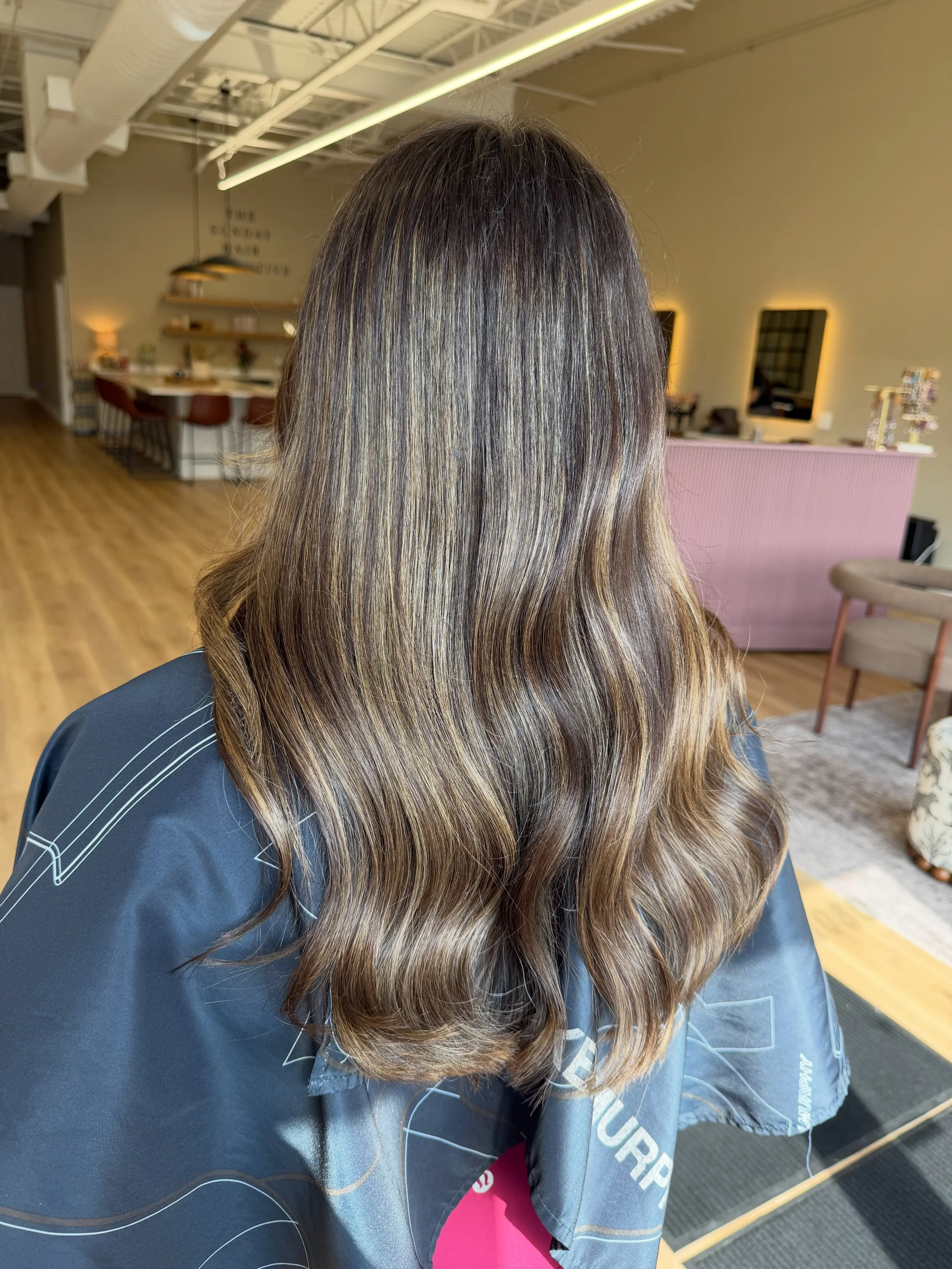 ✨ Mini Foil + Haircut ✨

Fresh color, fresh cut, and a new salon home!

Booking link in bio!