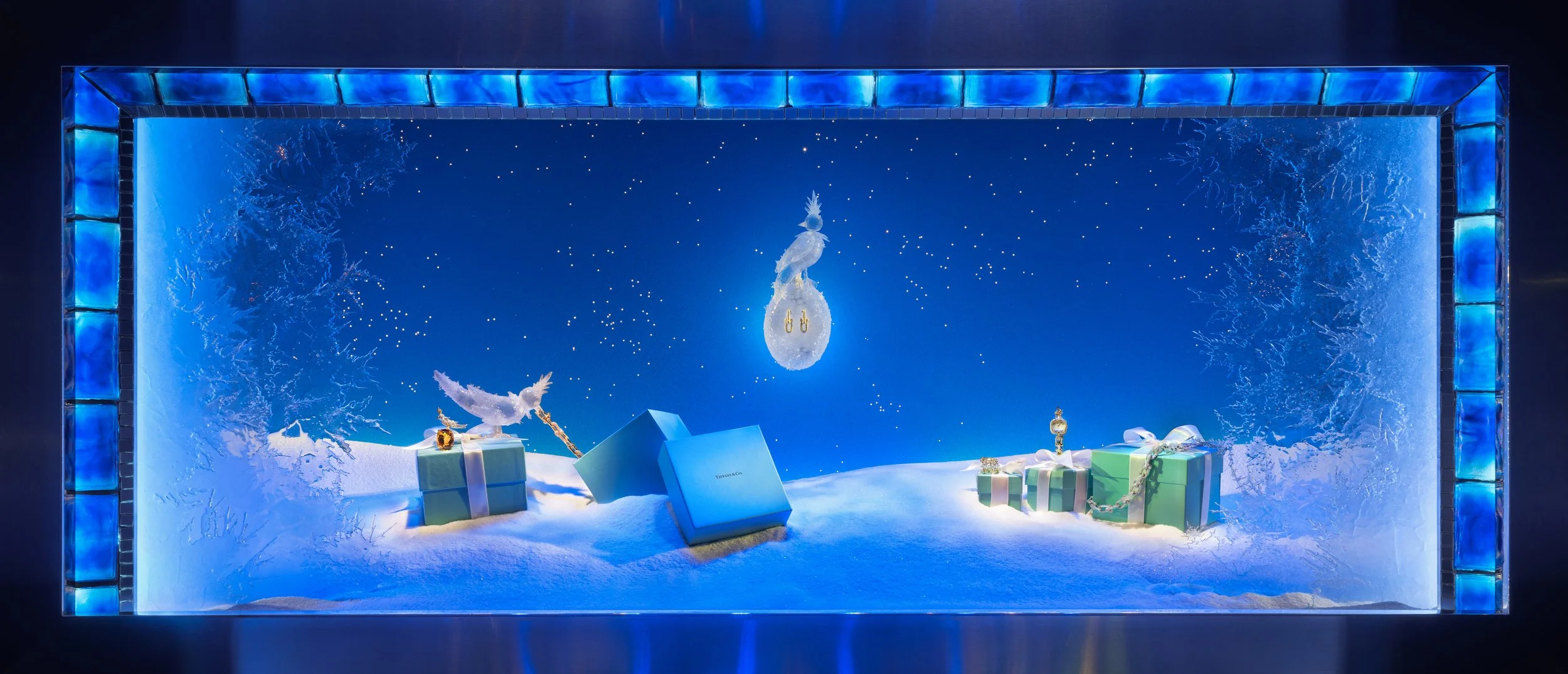 Tiffany_Landmark_Holiday_2024_windows-1.jpg