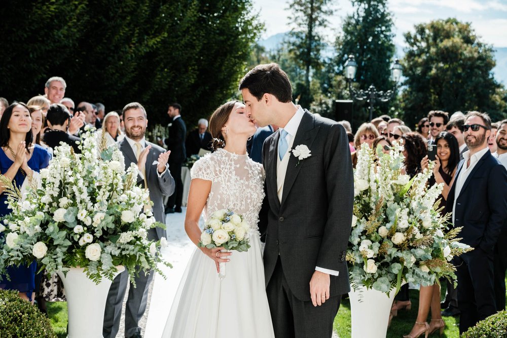 bacio sposi fine cerimonia civile castello di morozzo