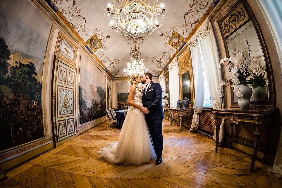 Posted @withregram &bull; @serenawpto Le foto degli sposi nei lussuosi interni della villa e quelle del brindisi sono solo alcuni dei dettagli che preferisco di questo super matrimonio che si è svolto nella splendida Villa Cimena! 🇮🇹 

👩🏻&zwj;💻