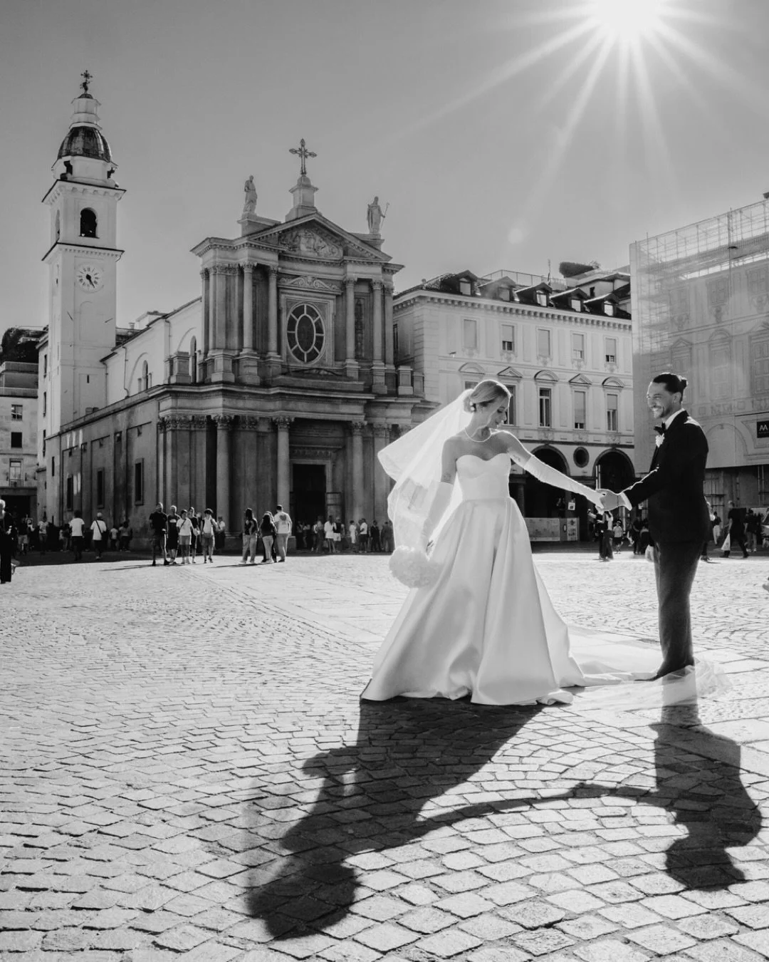 Istantanee in bianco e nero di una coppia a cui ci siamo affezionati dal primo scatto. Giorgia e Lorenzo hanno scelto di regalarsi immagini senza tempo, immersi in una Torino che li accompagner&agrave; nel loro futuro. 🖤✨

Vi piace la resa del B&amp