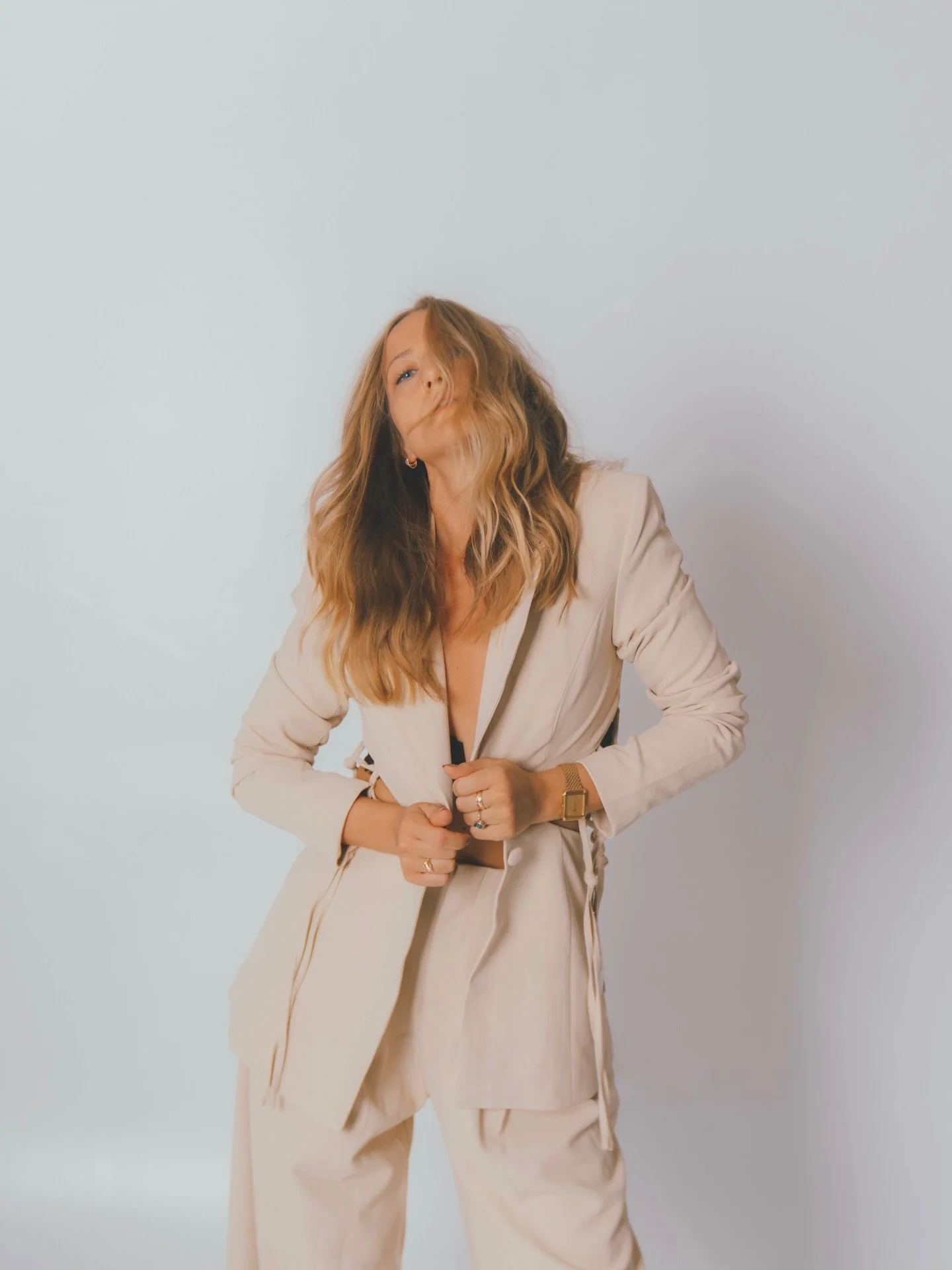 I signed a five figure client walking down the street.
No funnel. No pitch. No strategy.

Just a woman so settled in herself that the right person felt it and moved toward her.
This is what changes when the self-concept shifts.

You stop performing c