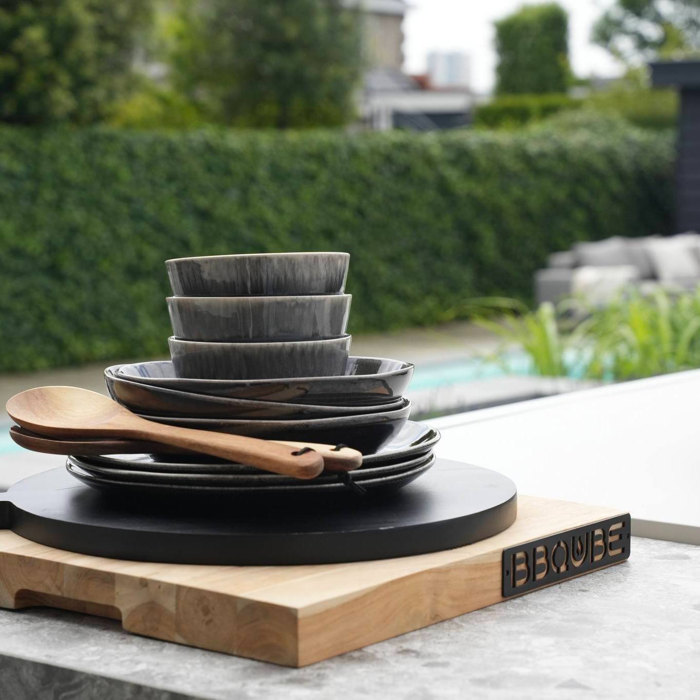 BBQube Outdoor Kitchen is in 2023 ontstaan uit een passie 
voor buiten koken en interieurdesign, gecombineerd met 
jarenlange ervaring in staalhandel en constructie. Deze 
unieke combinatie van liefde voor interieur en technisch 
vakmanschap stelt on