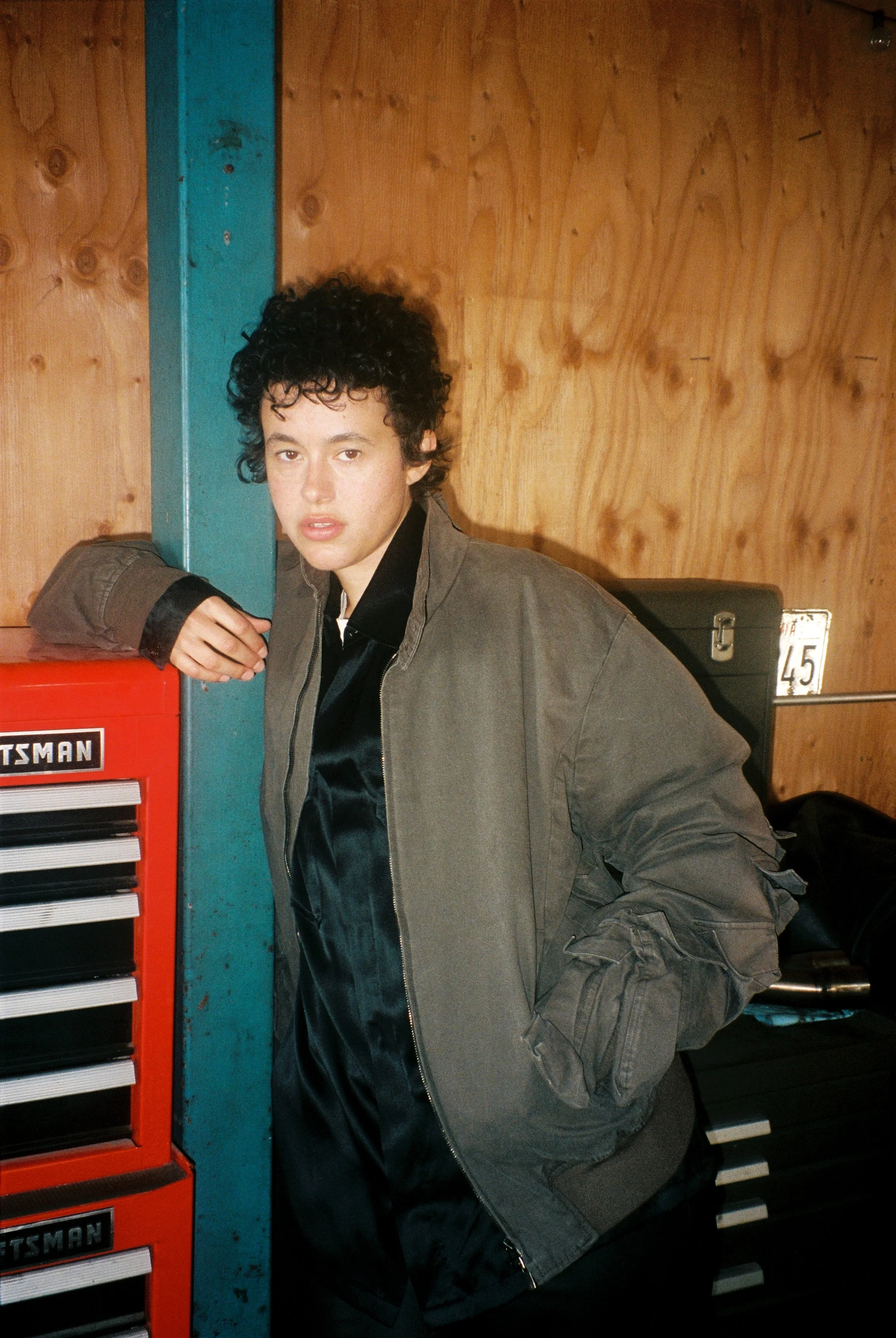 muna polyester cover 2026 interview dancing on the wall