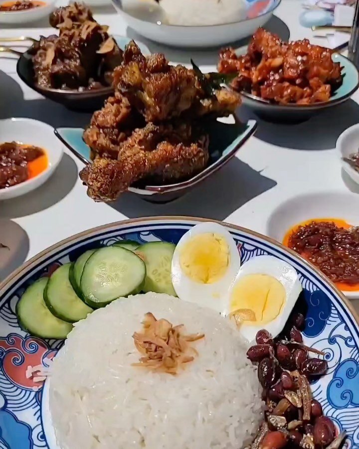 Notre Nasi Lemak est uniquement disponible pour le d&eacute;jeuner le week-end 🍚 

&agrave; demain 😌

📸 Vid&eacute;o prise par: @xerenite 

#sansgluten #cuisineindonesienne #cuisinemalaisienne #montreal #montrealrestaurant #foodphotography #nasile