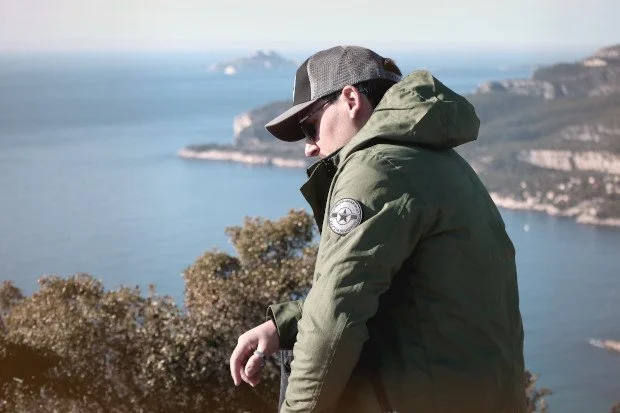JP portant la veste Harisson Bridge Evo avec les calanques de Cassis en arrière plan.