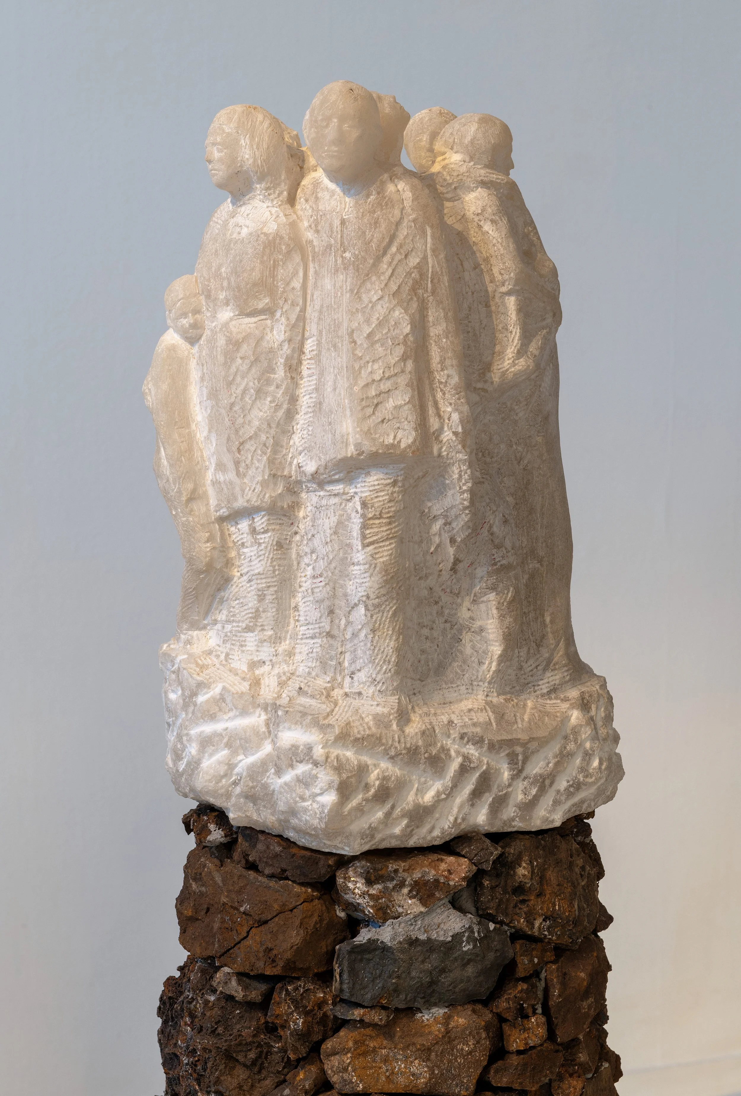 Beacons x3 (2025)
Αlabaster, medal stones from Kythnos, light
120 × 30 × 30 cm
Φρυκτωρίες x3 (2025)
Αλάβαστρο, πέτρες μεταλλείου από την Κύθνο, φως
120 × 30 × 30 εκ.