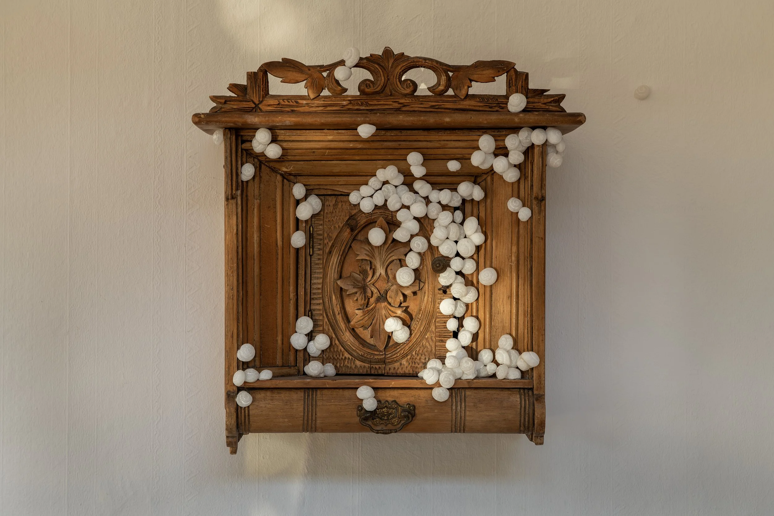 Litany (2025)
Alabaster, wooden icon stand
35 × 30 × 15 cm
Λιτανεία (2025)
Αλάβαστρο, ξύλινο εικονοστάσι
35 × 30 × 15 εκ.