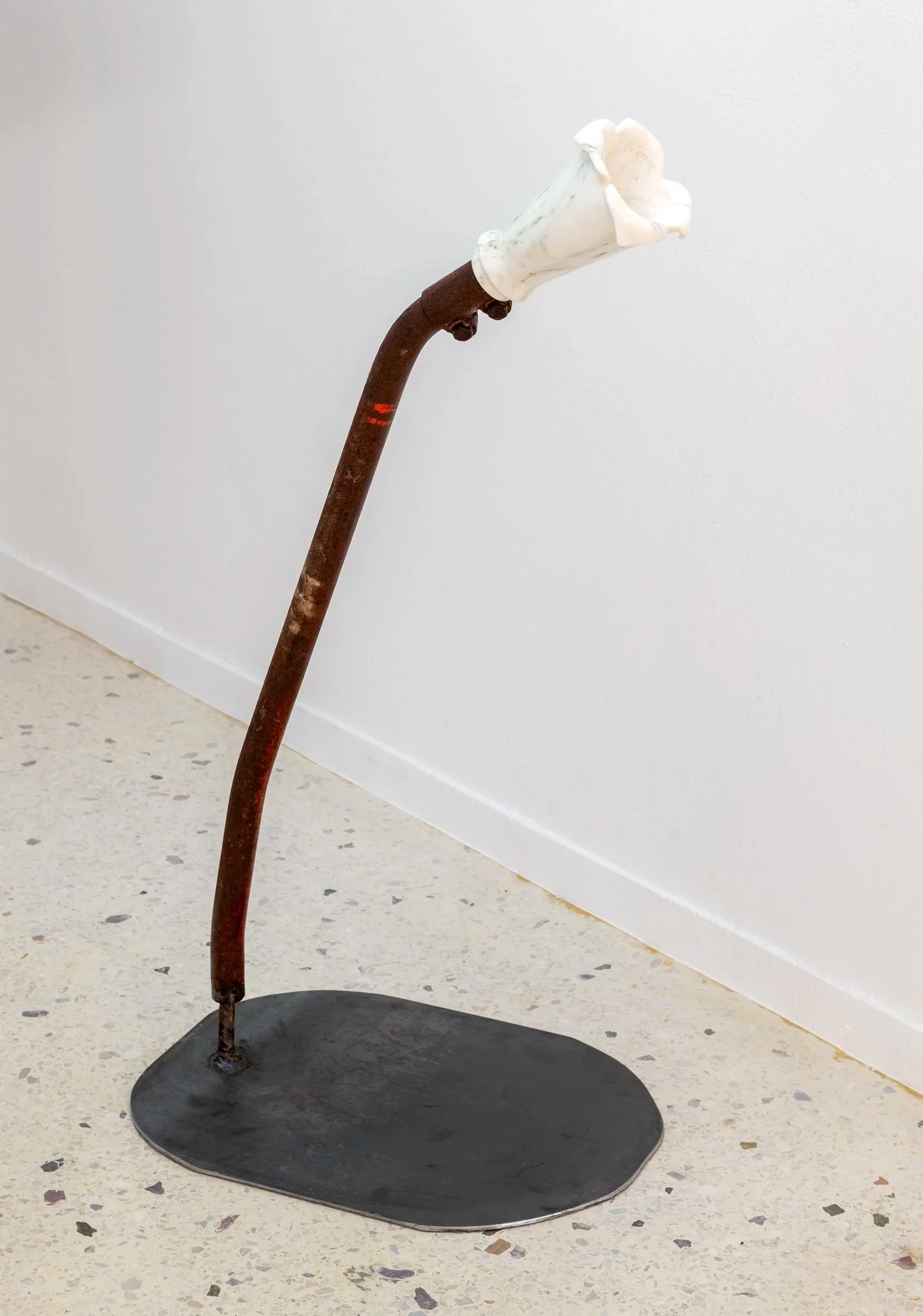 August flies (2024)
Μetal, marble, speaker
100 × 30 × 40 cm
Musical improvisation by
Manolis Manousakis, Dimitris Pappas
Αυγουστιάτικες μύγες (2024)
Μέταλλο, μάρμαρο, ηχείο
100 × 30 × 40 εκ.
Μουσικός αυτοσχεδιασμός
Μανόλης Μανουσάκης, Δημήτρης Παππάς