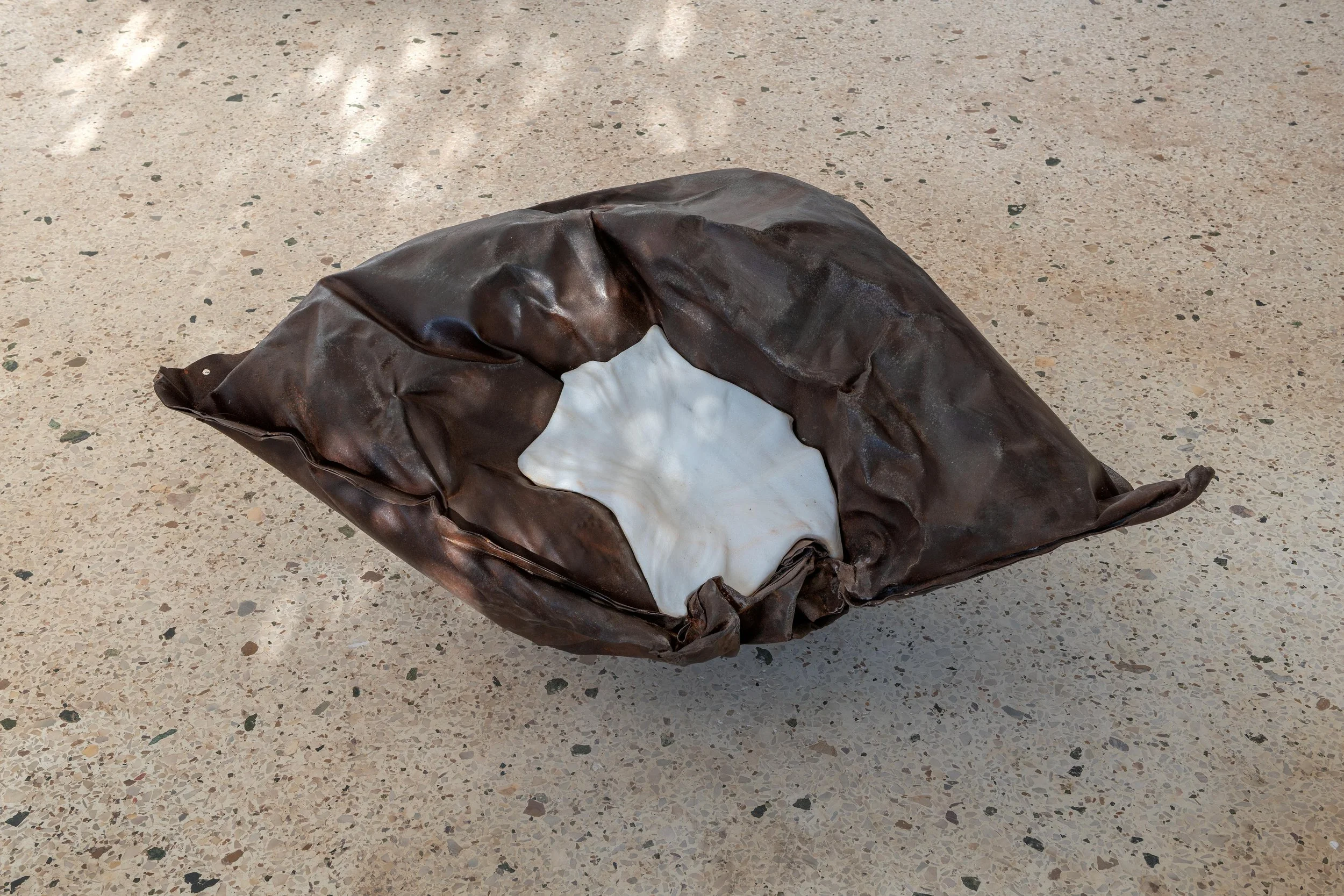 Kakovolo (2023)
Marble, metal
90 × 90 × 35 cm
Κακόβολο (2023)
Μάρμαρο, μέταλλο
90 × 90 × 35 εκ.