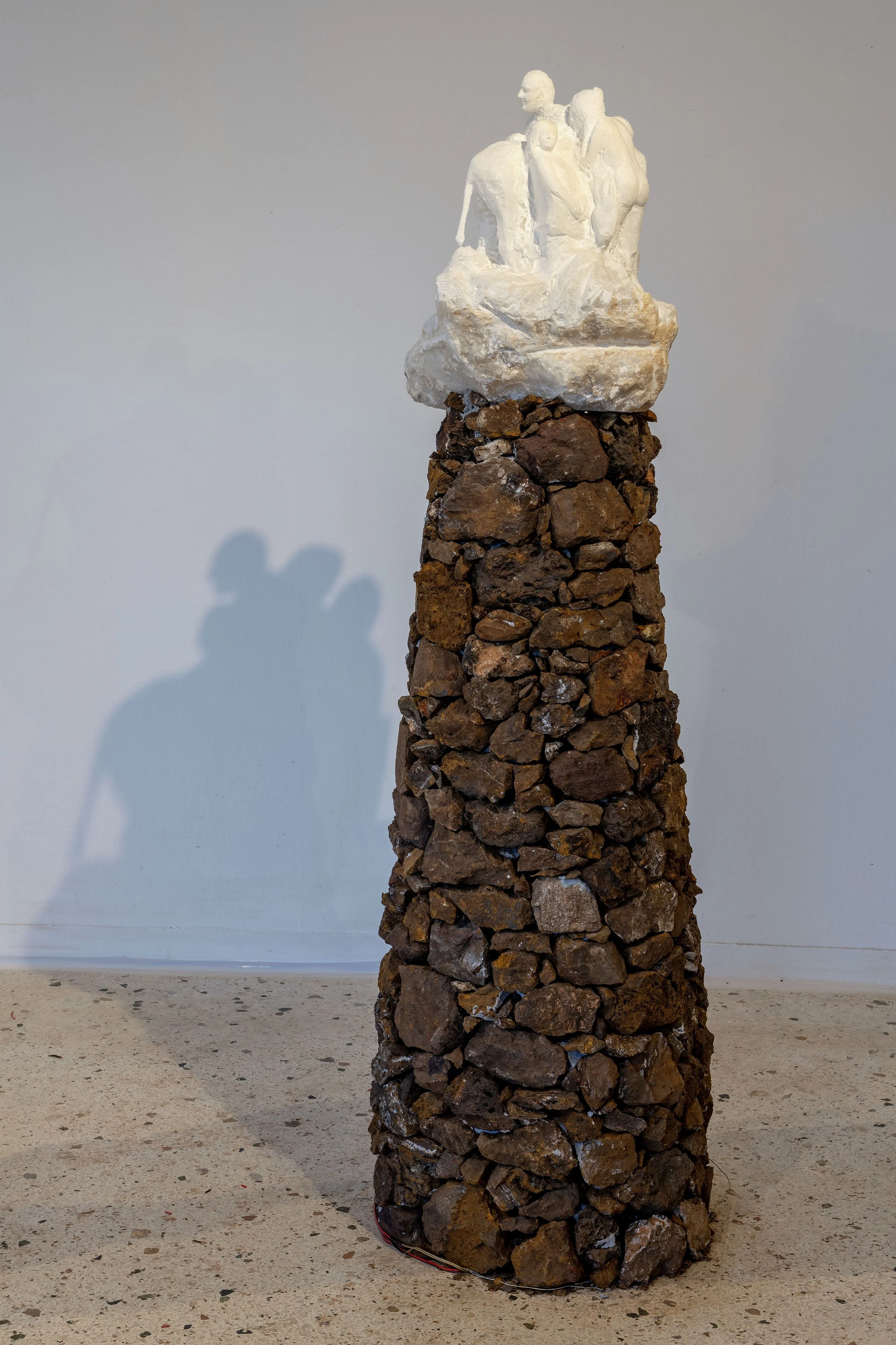 Beacons x3 (2025)
Αlabaster, medal stones from Kythnos, light
120 × 30 × 30 cm
Φρυκτωρίες x3 (2025)
Αλάβαστρο, πέτρες μεταλλείου από την Κύθνο, φως
120 × 30 × 30 εκ.