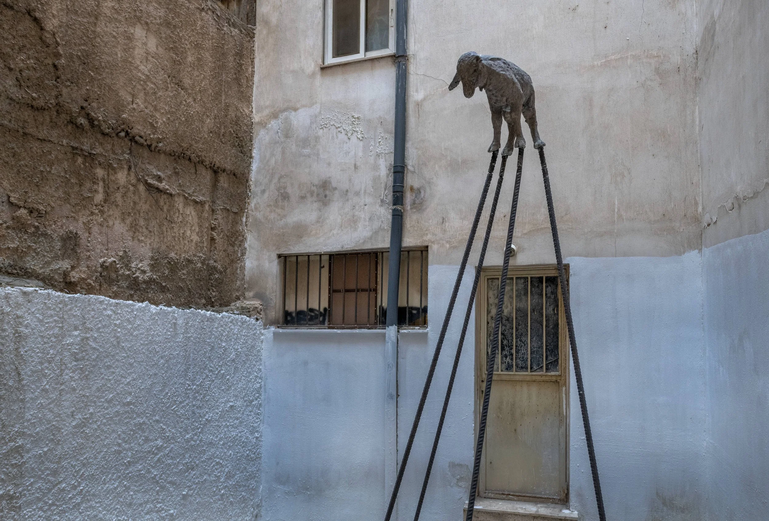 Waiting (2025)
Rebars, cement
300 × 80 × 65 cm
Αναμονή (2025)
Mπετόβεργες, τσιμέντο
300 × 80 × 65 εκ.