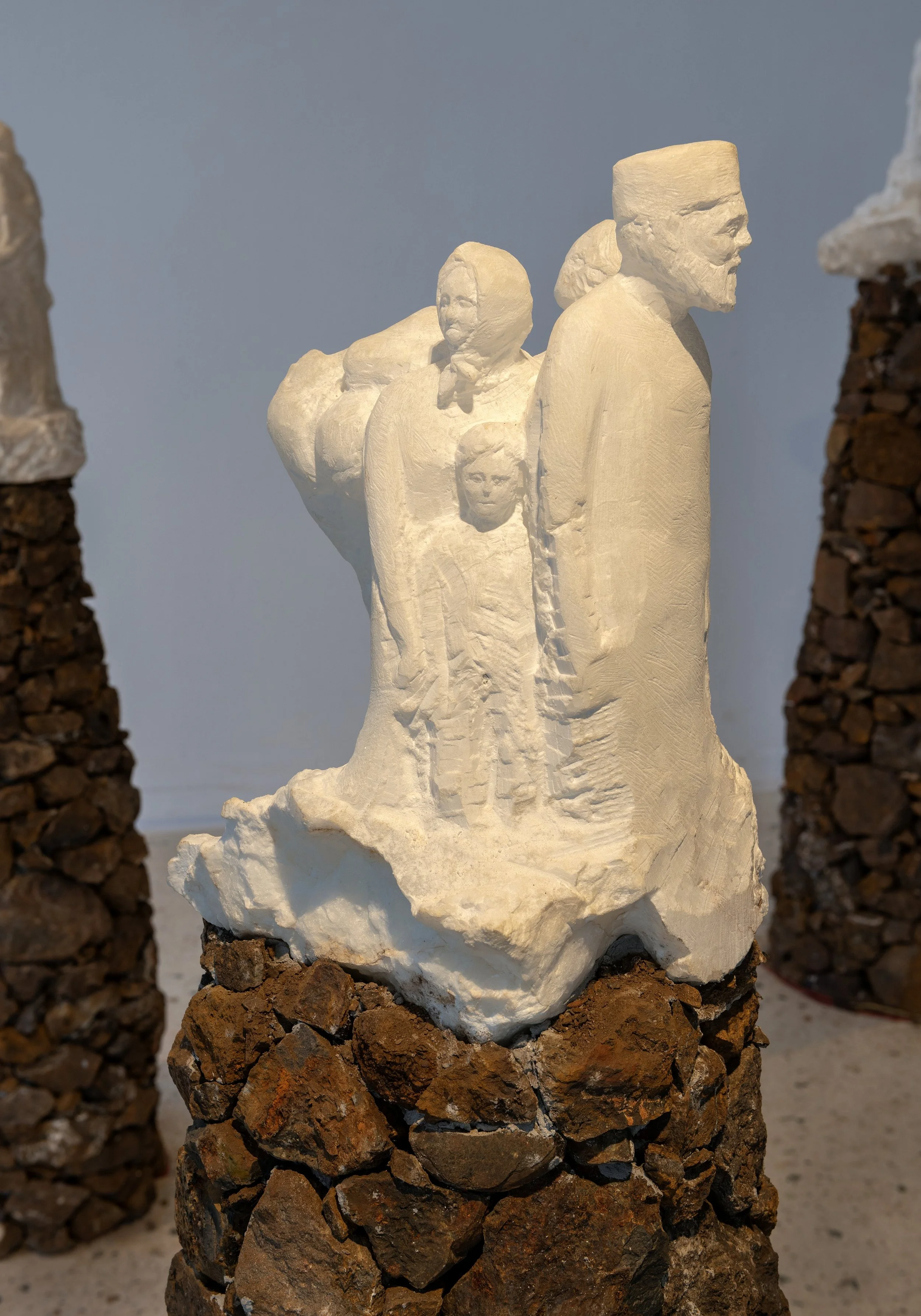 Beacons x3 (2025)
Αlabaster, medal stones from Kythnos, light
120 × 30 × 30 cm
Φρυκτωρίες x3 (2025)
Αλάβαστρο, πέτρες μεταλλείου από την Κύθνο, φως
120 × 30 × 30 εκ.