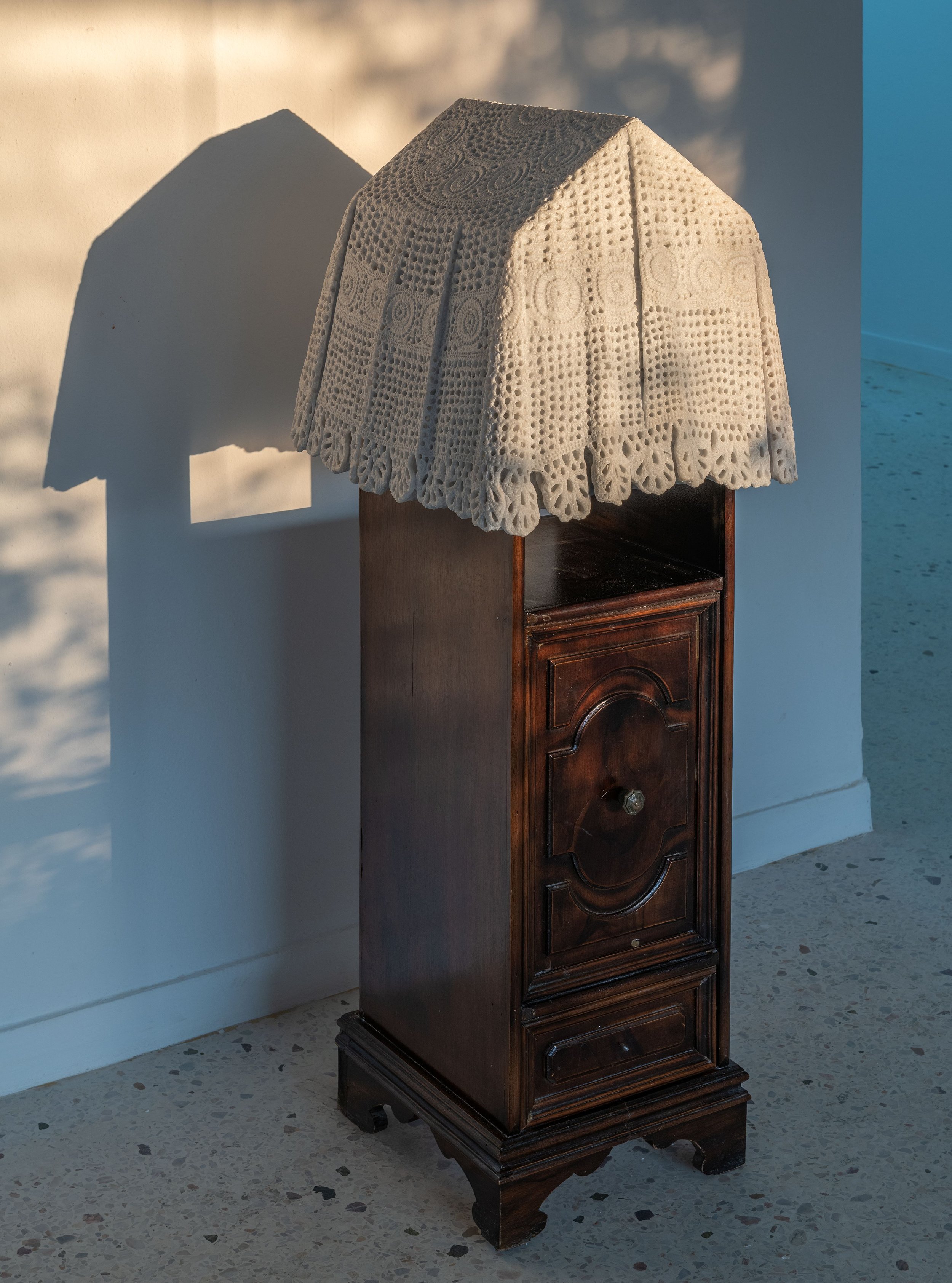 Prika (2023)
Μarble, wooden nightstand
110 × 30 × 35 cm
Προίκα (2023)
Μάρμαρο, ξύλινο κομοδίνο
110 × 30 × 35 εκ.
