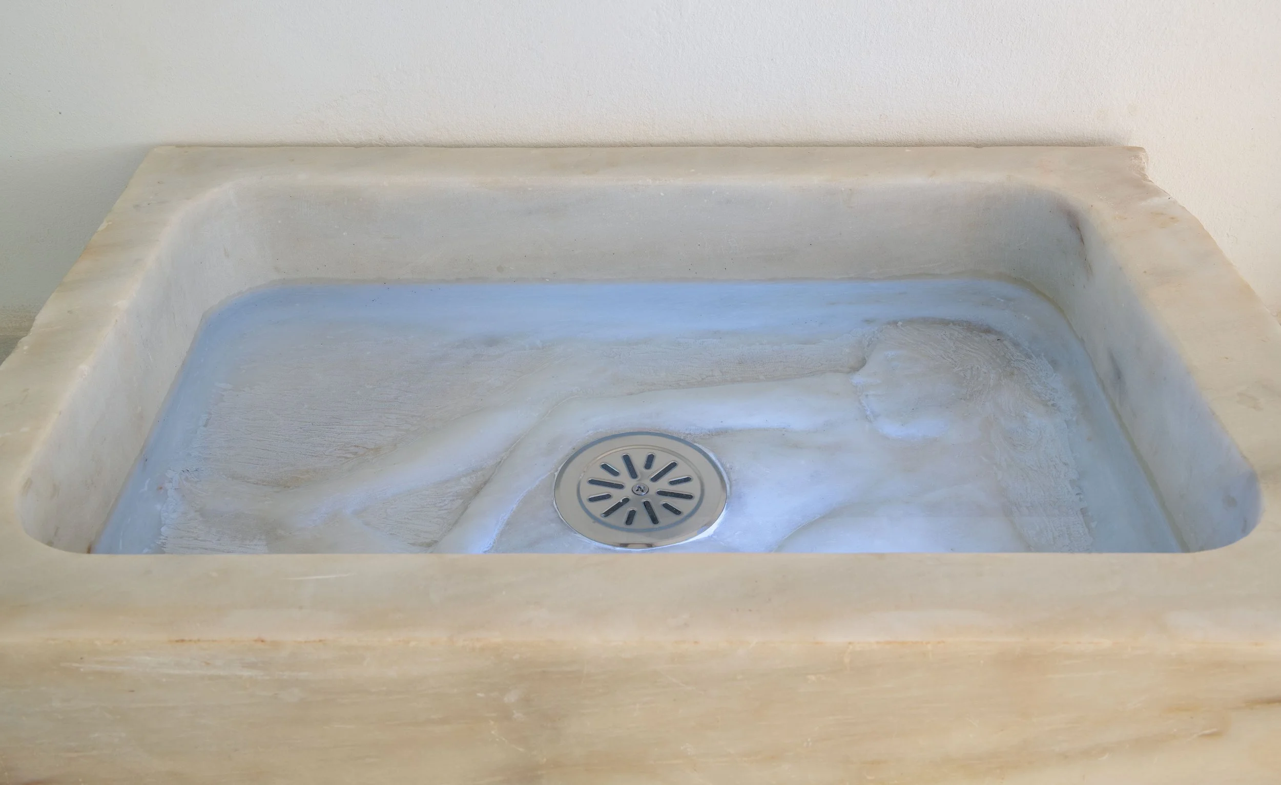 Pool (2025)
Μarble sink, light, water
60 × 50 × 30 cm
Πισίνα (2025)
Μαρμάρινος νεροχύτης, φως, νερό
60 × 50 × 30 εκ.