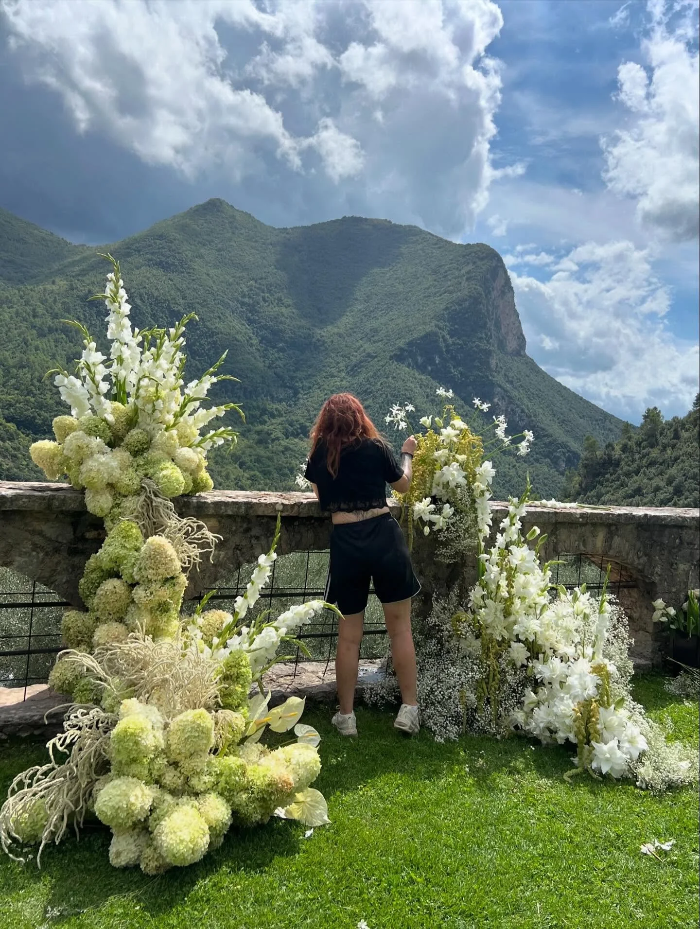 Ceremony backdrop overlooking the mountains ~ H&amp;K ⛰️⛰️