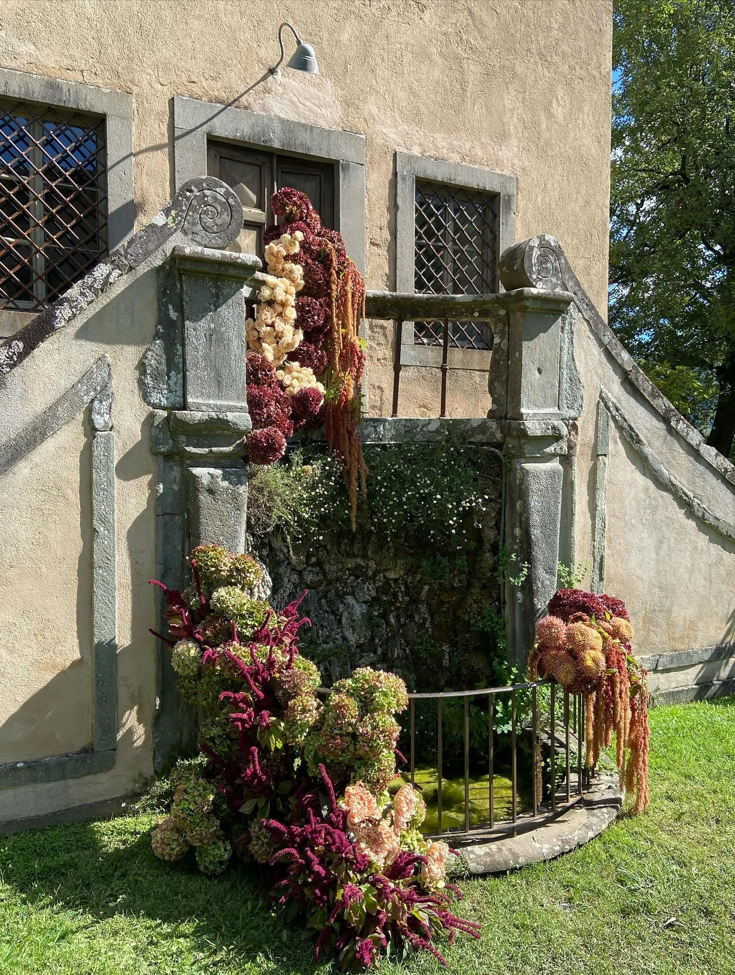 September mood with a blue sky in Tuscany 

~For Tyra &amp; Traye 

@villacatureglio 
@rebeccamarieweddings