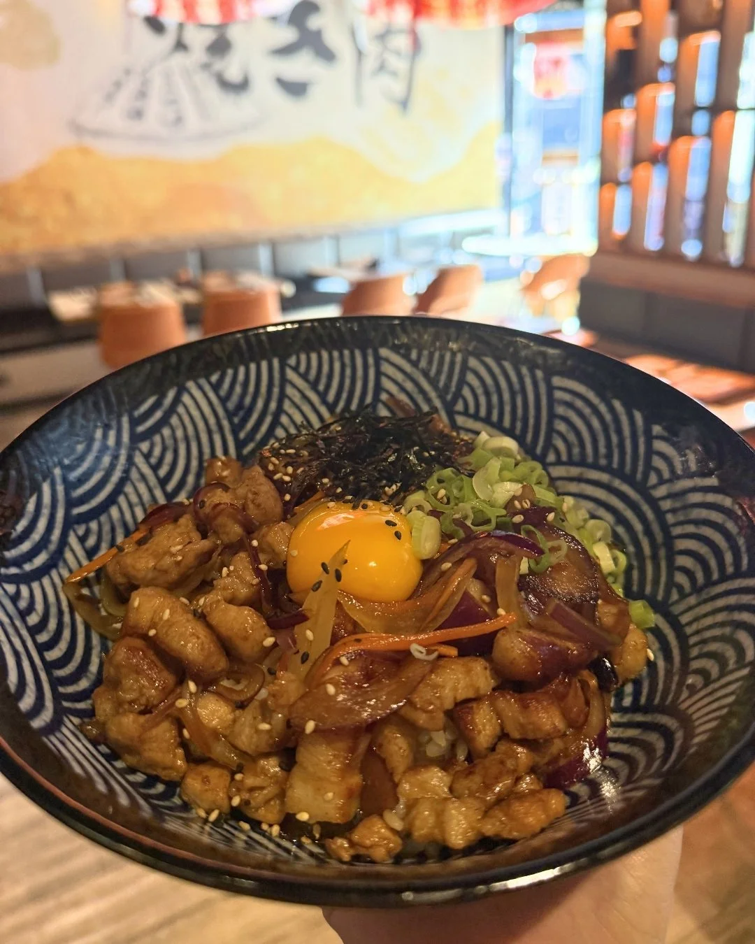Pork belly rice bowl &mdash; pan‑glazed, warm and comforting.

A simple comfort for a quiet Tuesday. 🍚

#HopeIzakaya #porkbelly #ricebowl #edinburghfood #donburi #japanvibes #izakaya