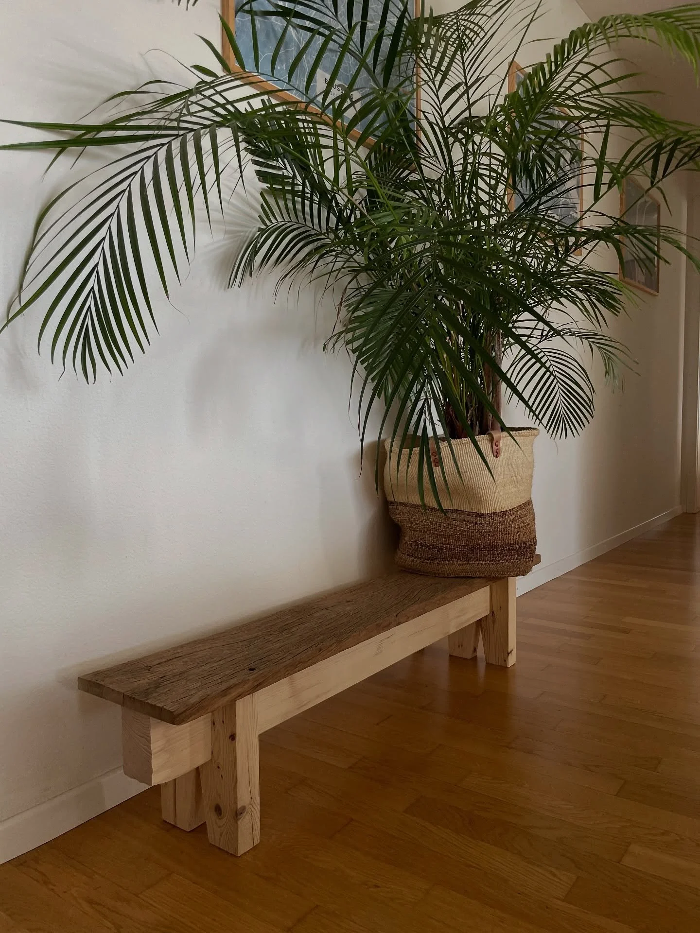 Small bench with half lap joints (no screws). The seat is made from aged oak with a lot of character. 100% reused wood. Will be on sale at Wintermark @freiruum from 6-8/12.
#freiruum #freiruumzug #freiruummarkt #zug #wintermarkt #freiruumwintermarkt 