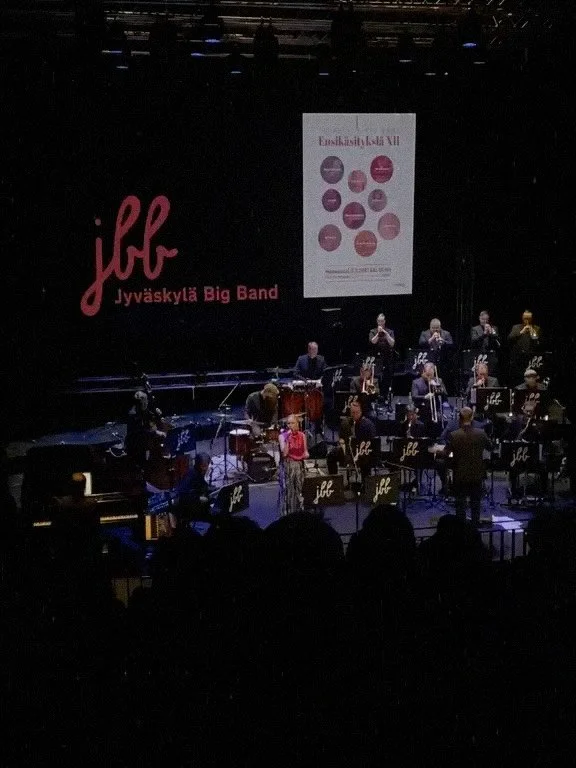 Eilen juhlittiin Ilkka M&auml;kitalon 30-vuotista taivalta Jyv&auml;skyl&auml; Big Bandin kapellimestarina, paljon onnea Ile! 🥂 

Olipa komia ilta ja ilo esiinty&auml; aina niin mahtavien JBB:n, Jukka Perkon ja Kipin&auml;t-kuoron kanssa! JBB on oll