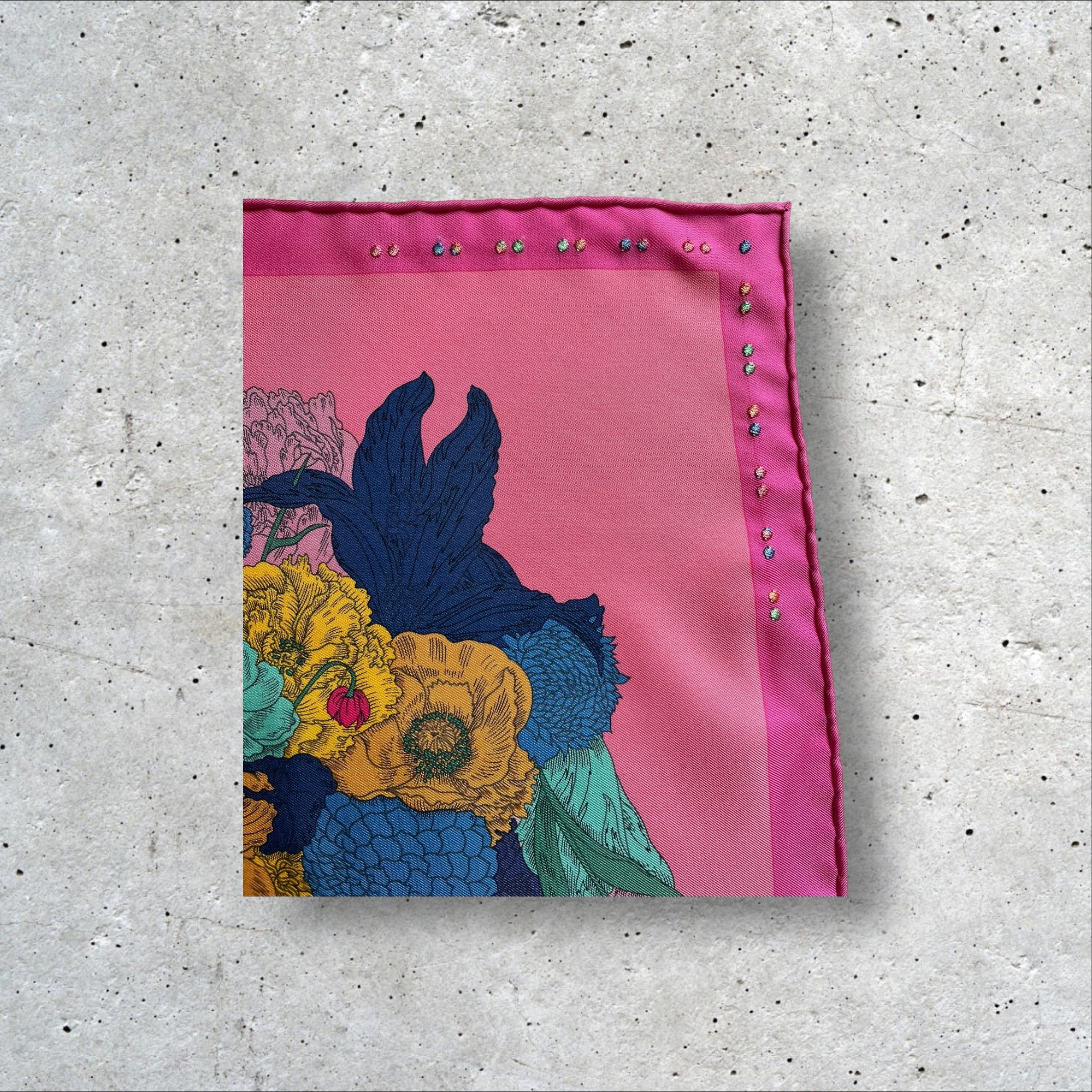 adomimod.com-hermes-gavroche-soie-bleu-rose-jaunePhotoroom_006_20250221_154823.jpg