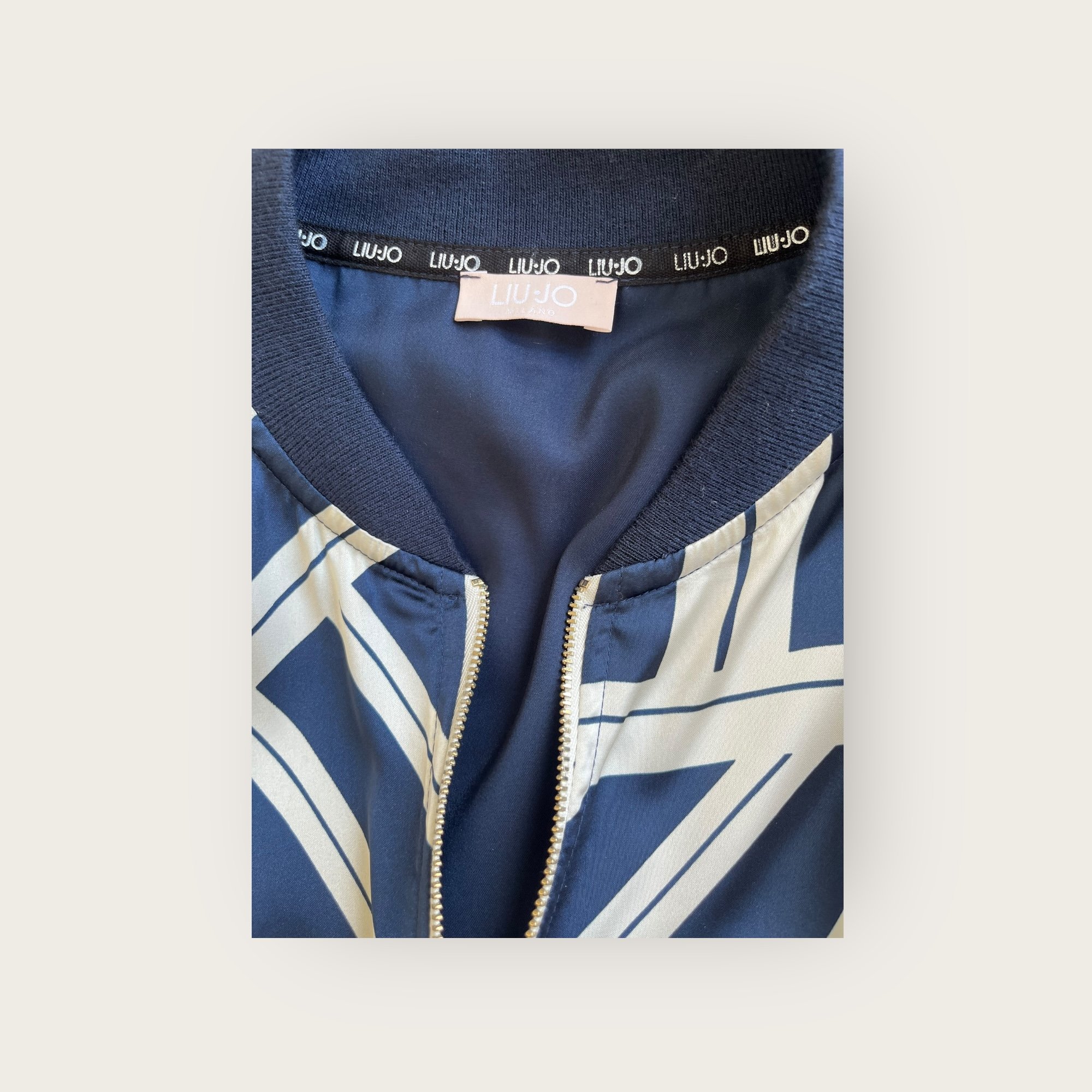 adomimod.com-liu-jo-bomber-marine-ecru-taille-38Photoroom_008_20250422_150833.jpeg