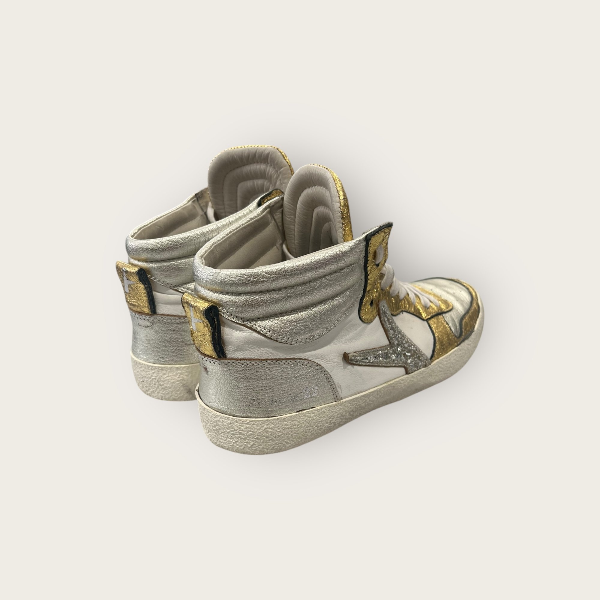 adomimod.com-archivio-22_sneakers-cuir-argent-dore-p38Photoroom_004_20240920_153220.jpg