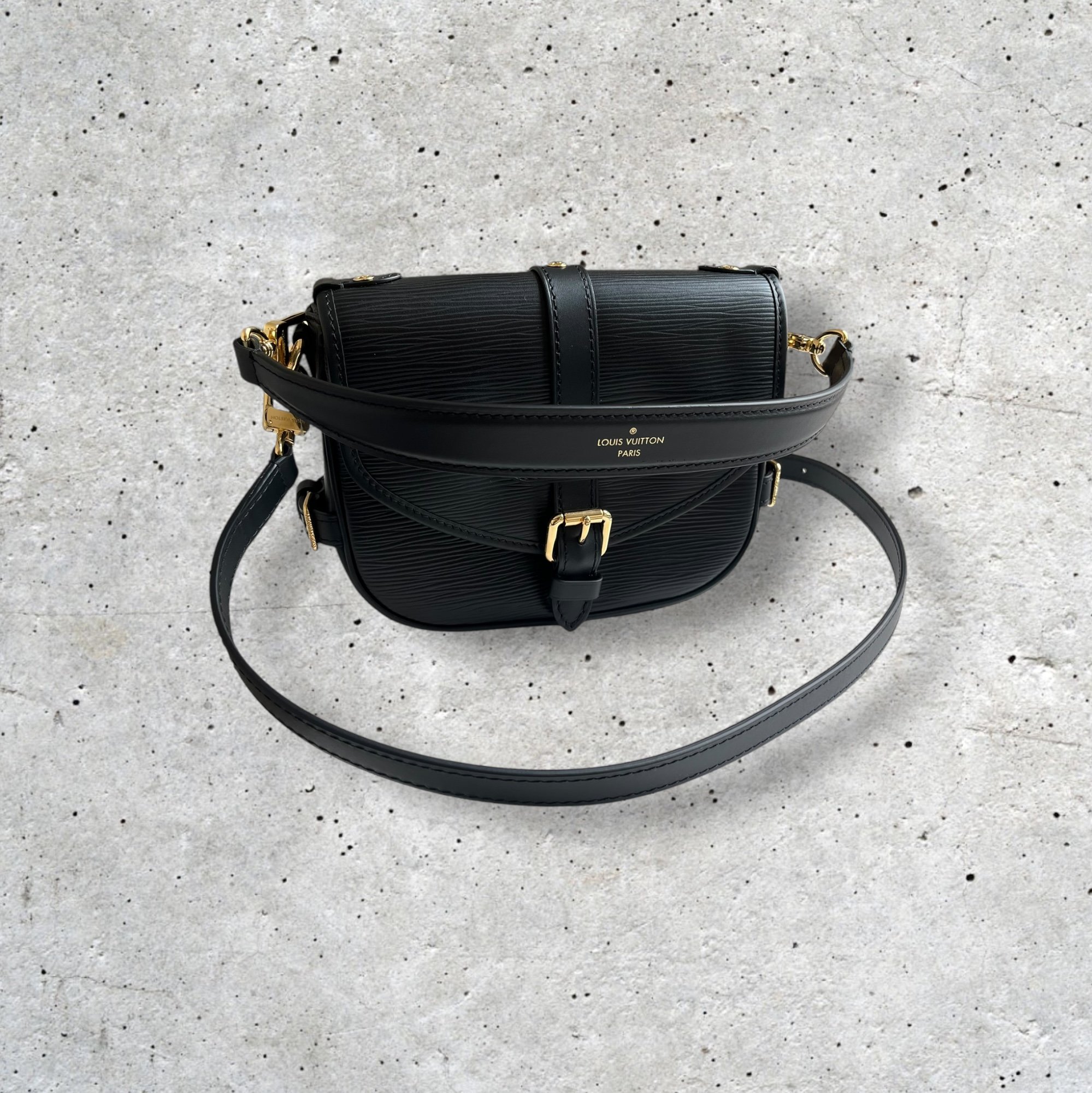 adomimod.com-louis-vuitton-sac-saumur-cuir-epi-noirPhotoroom_024_20250415_122446.jpeg