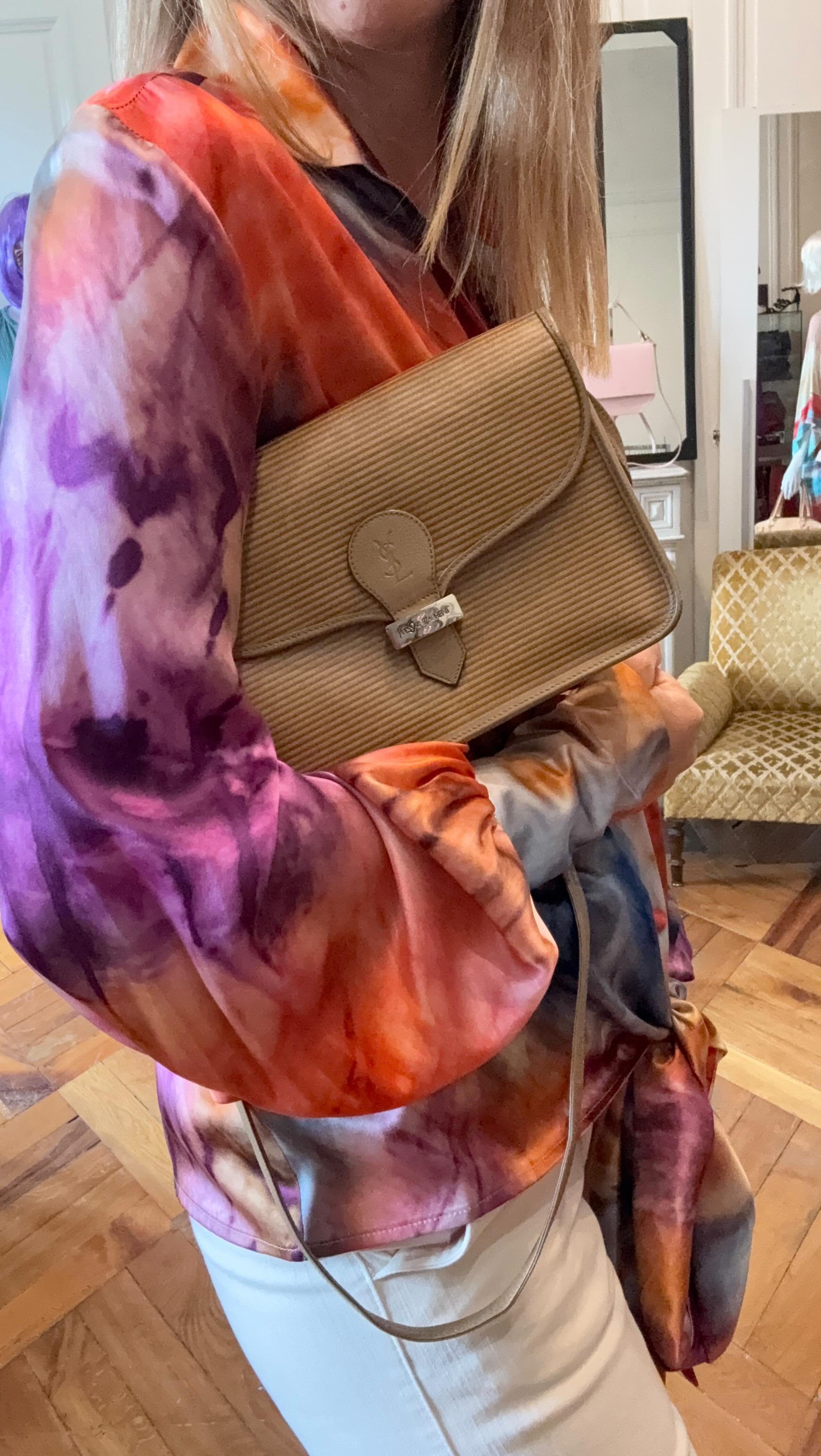 NOUVEAUTES Contemporaines & Vintage by ADM
GUCCI sandales HORSEBIT NEUVES
OUD PARIS Chemise en Soie en Excellent État
YSL Sac Vintage en TRES BON ÉTAT
Sélection disponible dès à présent sur adomimod.