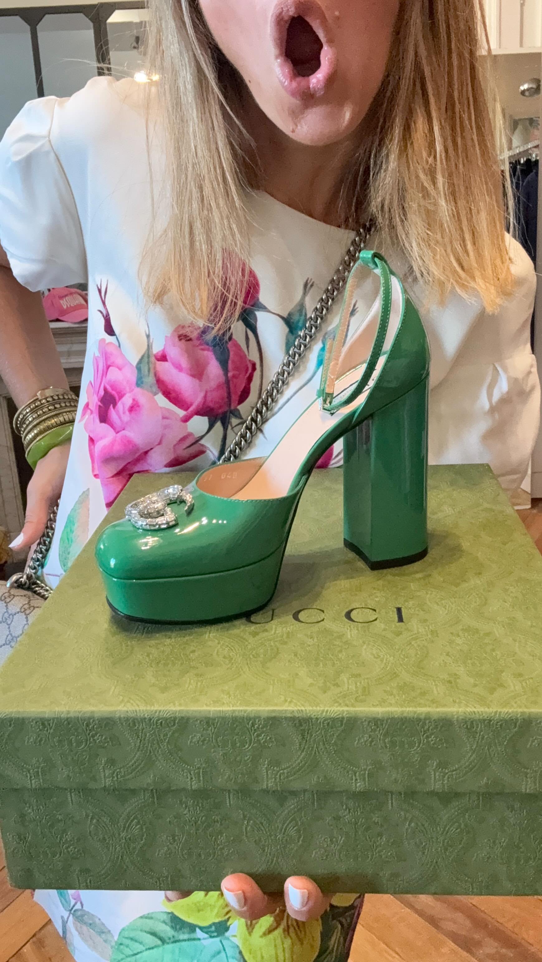 NOUVEAUTES COLORÉES 💚💐
Sélection de Seconde Main Haut de Gamme et Luxe choisie pour VOUS!
Escarpins GUCCI NEUFS JAMAIS PORTÉS & Robe Florale PAROSH disponibles dès à présent sur adomimod.com