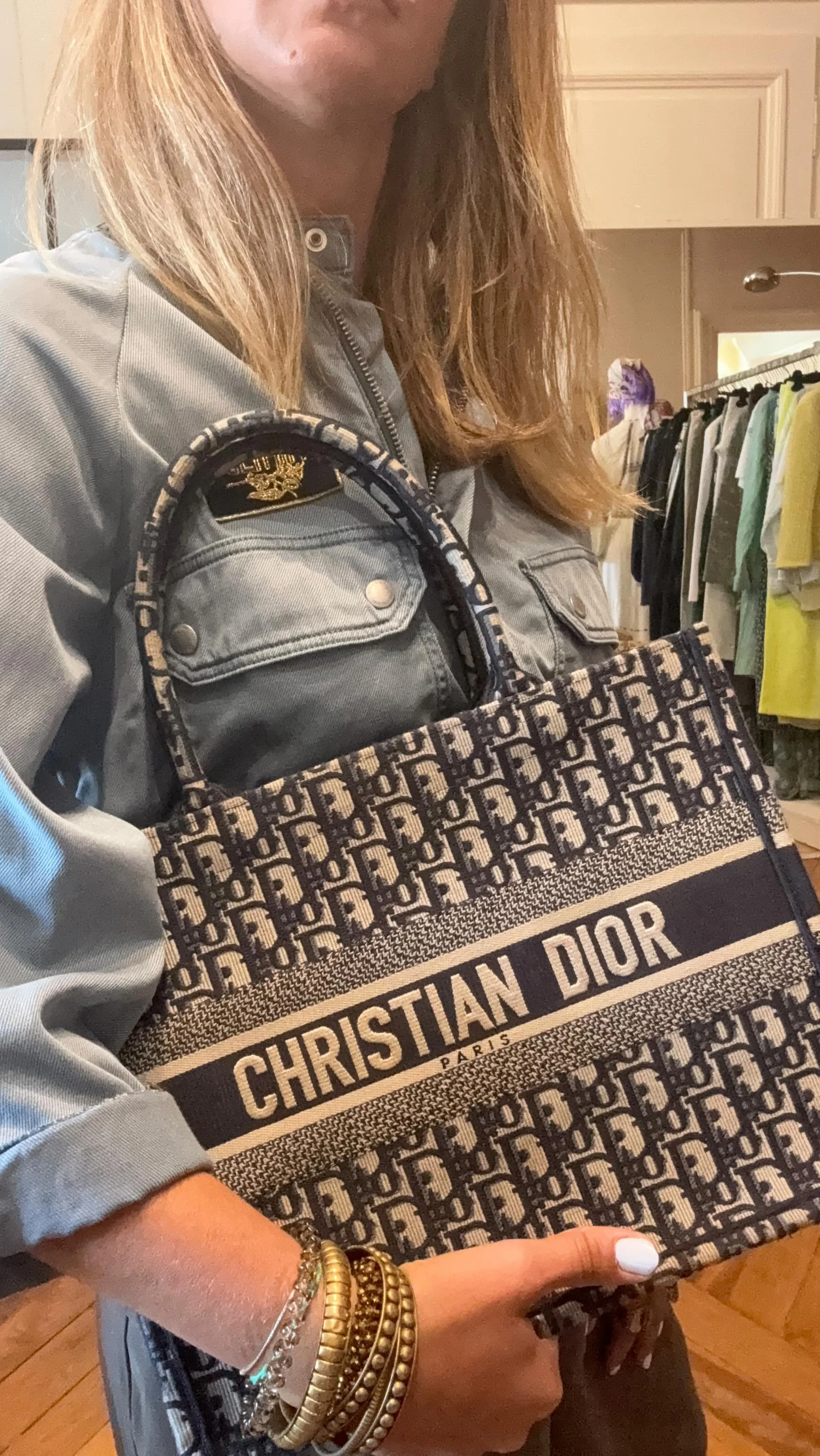 Dior j’adior le Sac Cabas TOTE BOOK de Seconde Main
disponible dès à présent sur adomimod.com