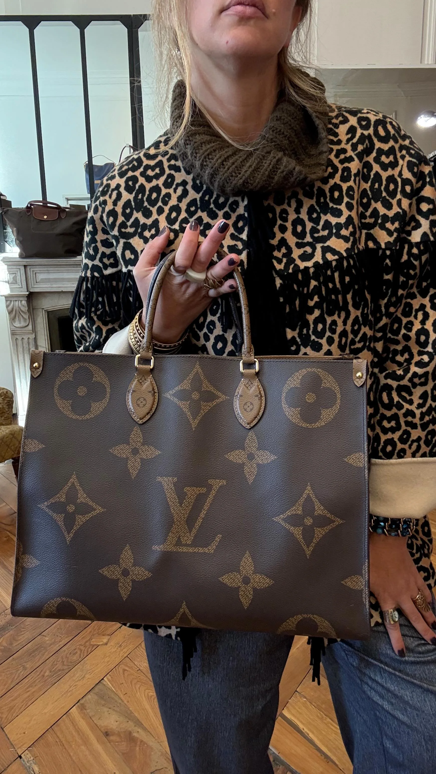 BAISSE de PRIX 
Sac ON THE GO de la maison LOUIS VUITTON 
Nouveau prix 1500€ ADM ( 1800€ ancien prix ADM)
Vendu avec sa Facture 
Sac datant de Janvier 2021