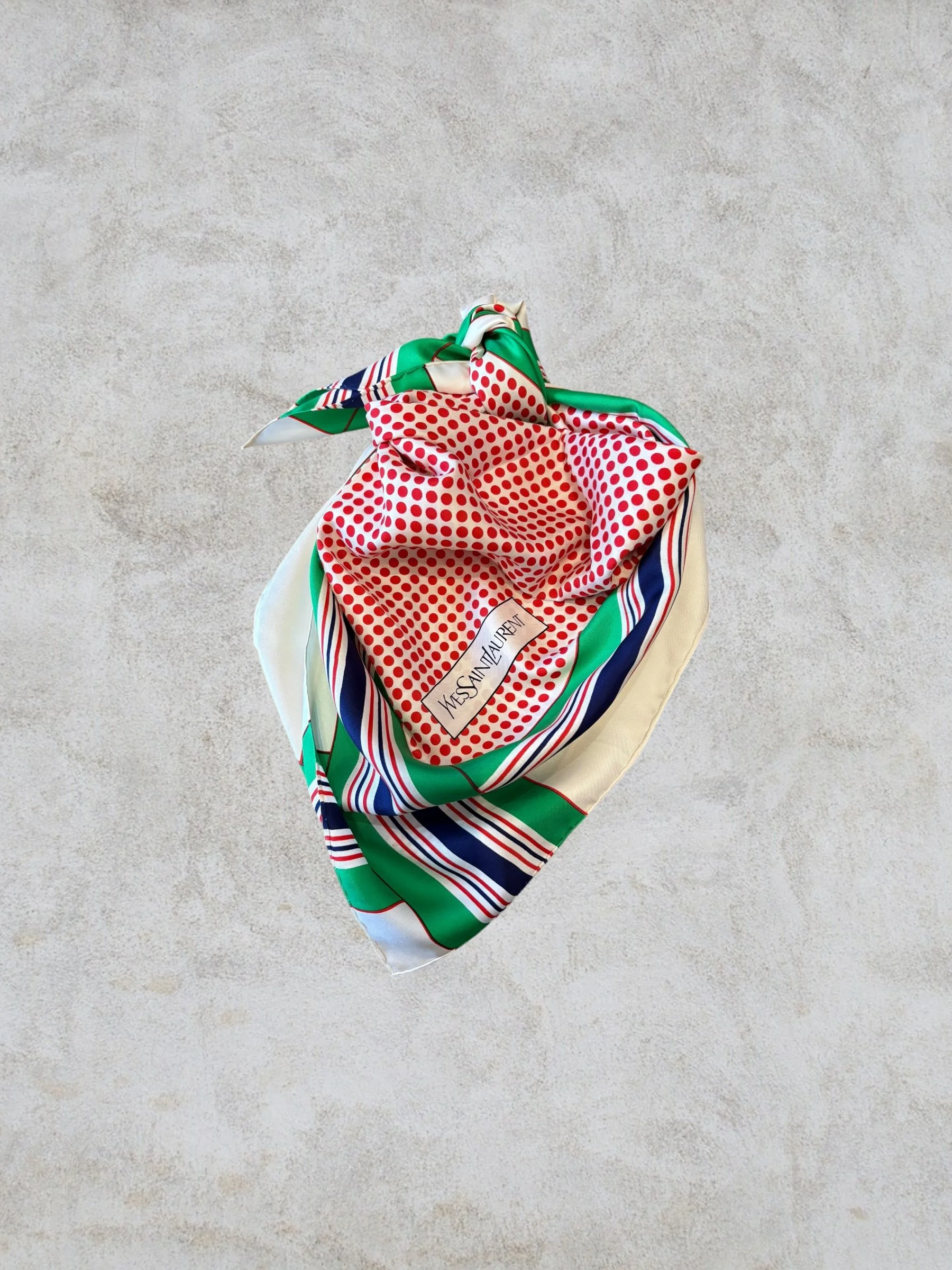 YVES SAINT LAURENT carré soie