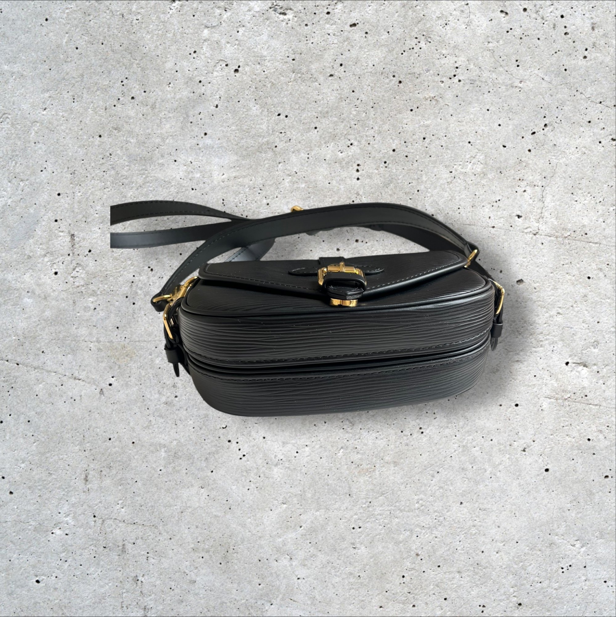 adomimod.com-louis-vuitton-sac-saumur-cuir-epi-noirPhotoroom_012_20250415_122446.jpeg