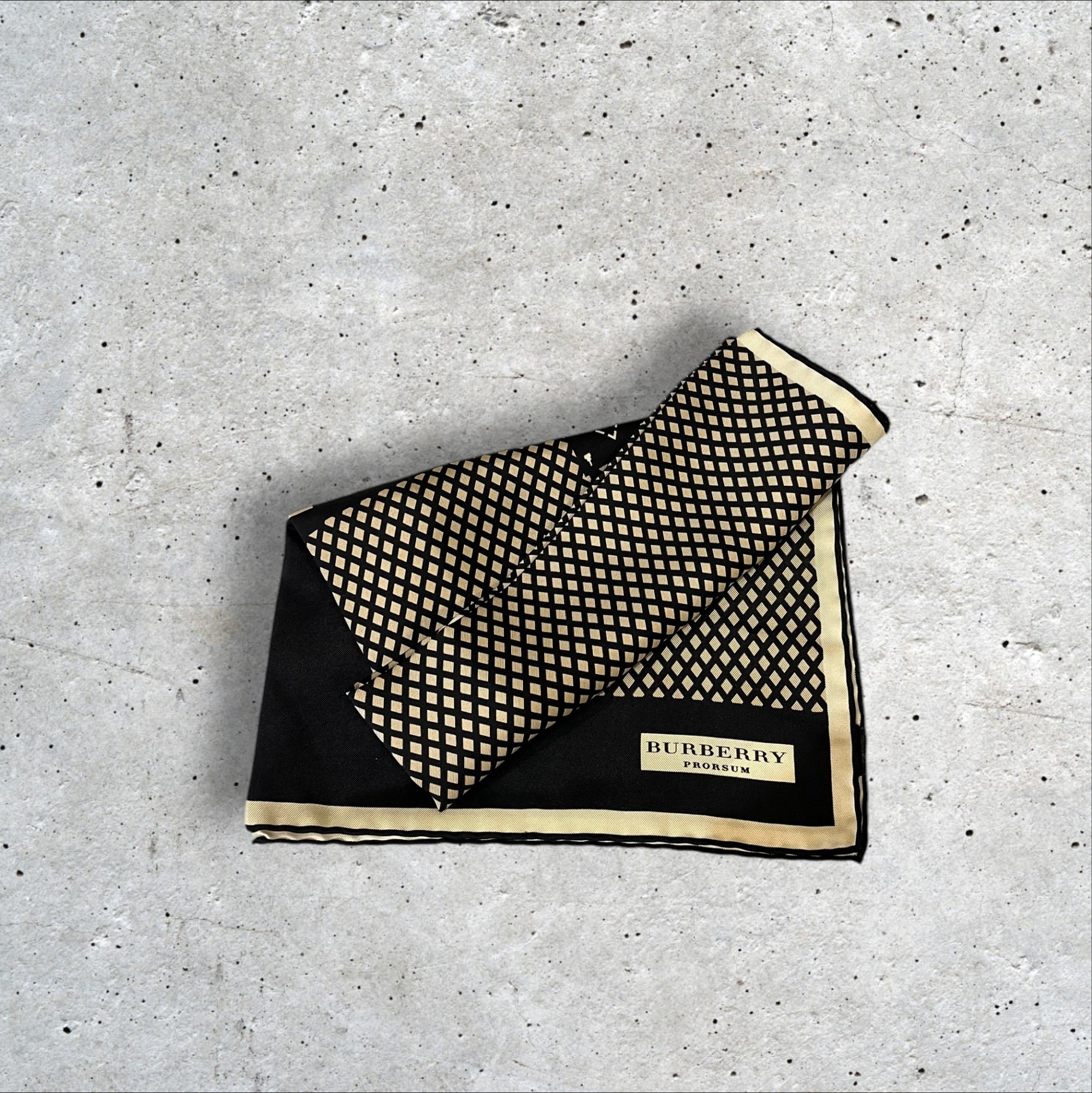adomimod.com-BURBERRY_carre-soiePhotoroom_000_20250123_162136 2.jpg
