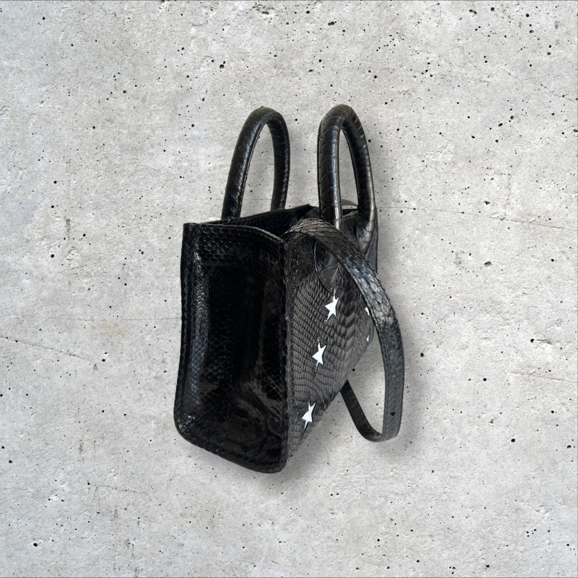adomimod.com-sista-paris-sac-python-noir-etoiles-blanchesPhotoroom_007_20250403_144003.jpeg