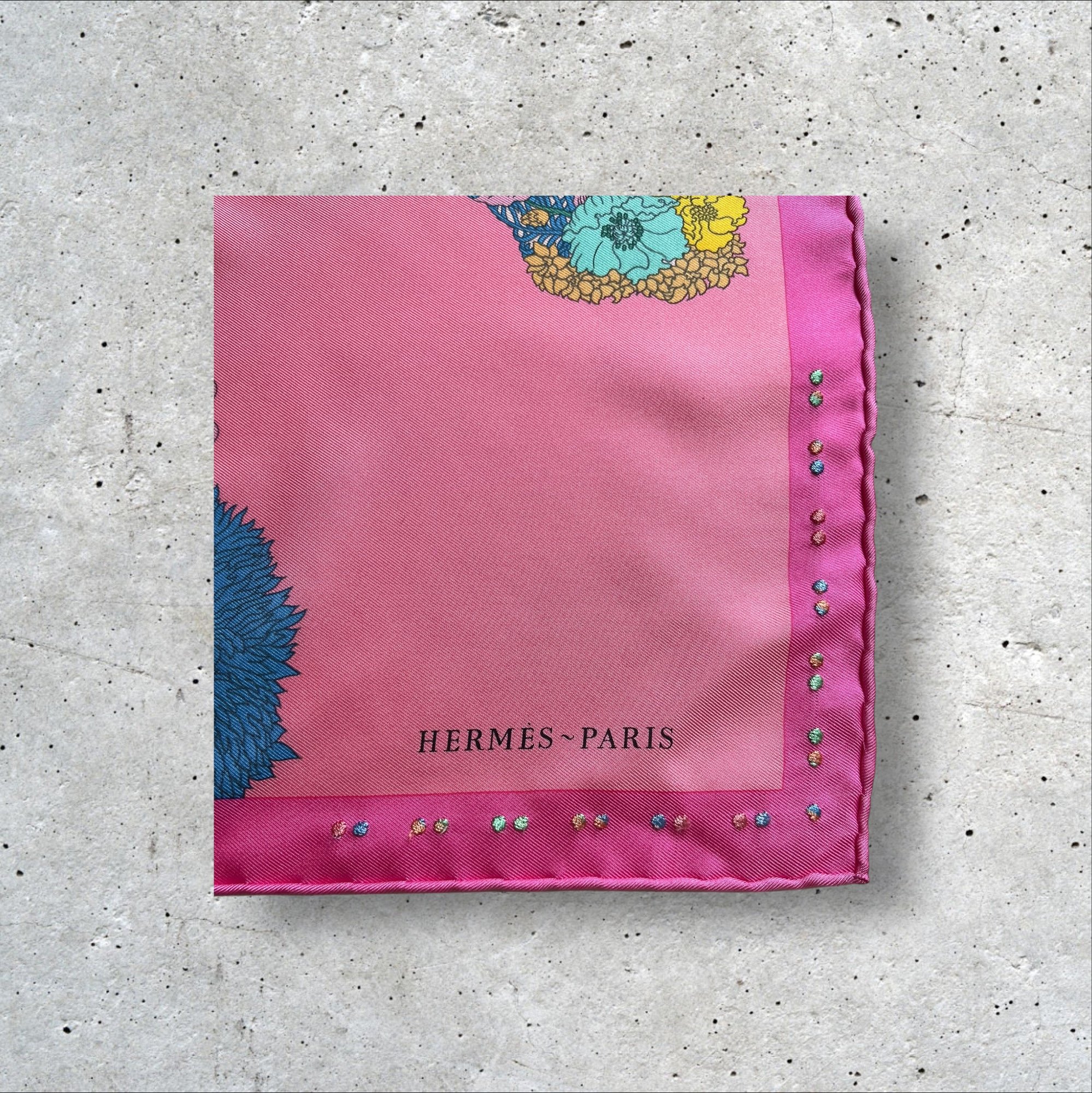 adomimod.com-hermes-gavroche-soie-bleu-rose-jaunePhotoroom_007_20250221_154823.jpg