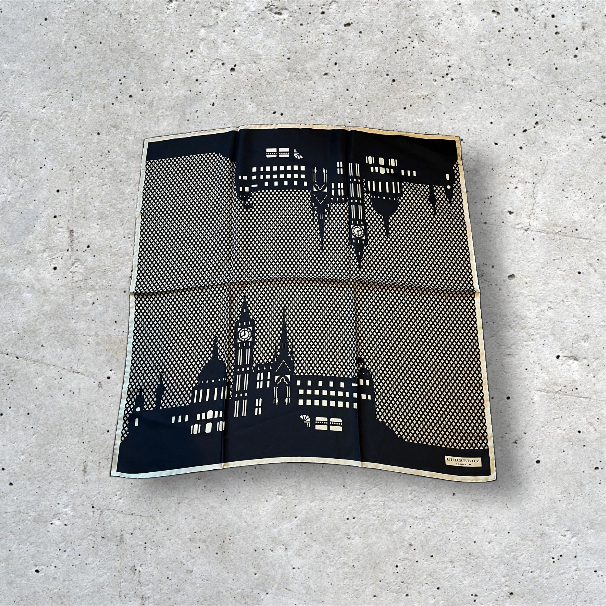 adomimod.com-BURBERRY_carre-soiePhotoroom_005_20250123_162136 2.jpg