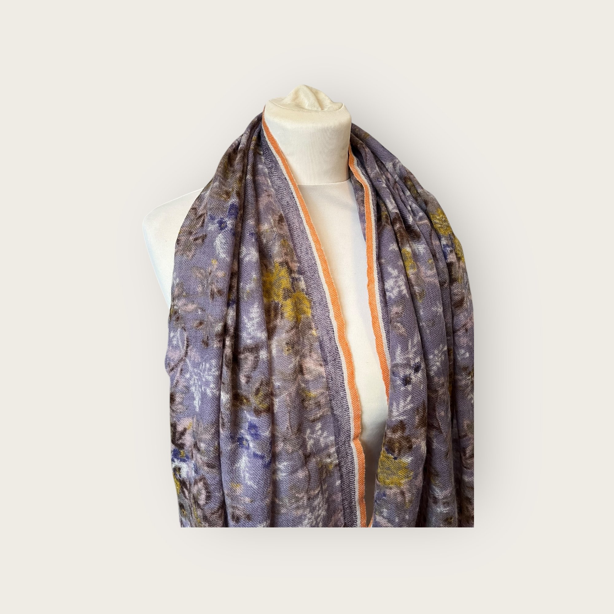 adomimod.com-epice-echarpe-etamine-de-laine-mauve-fleursPhotoroom_002_20250320_164959 2.jpeg