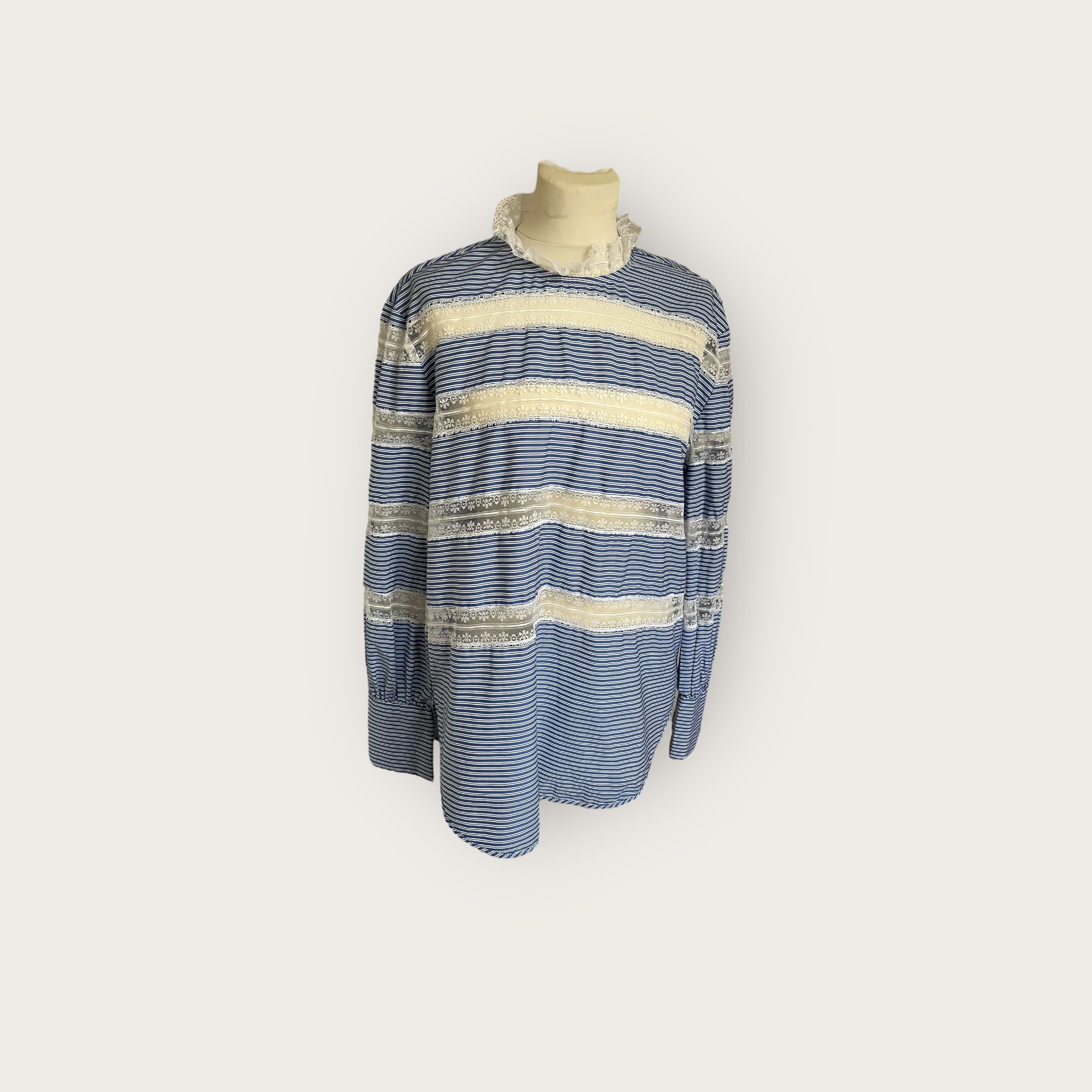 adomimod.com-sandro-blouse-rayurs-bleues-dentelle-taille-3Photoroom_005_20250423_154230.jpeg