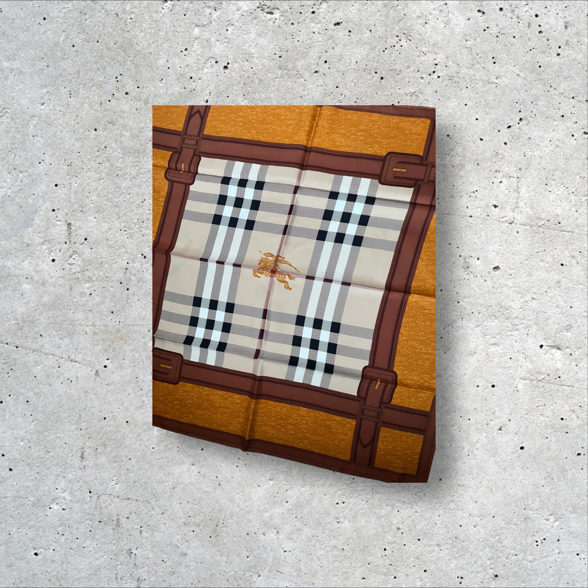 adomimod.com-BURBERRY_carre-soiePhotoroom_006_20250123_161353.jpg