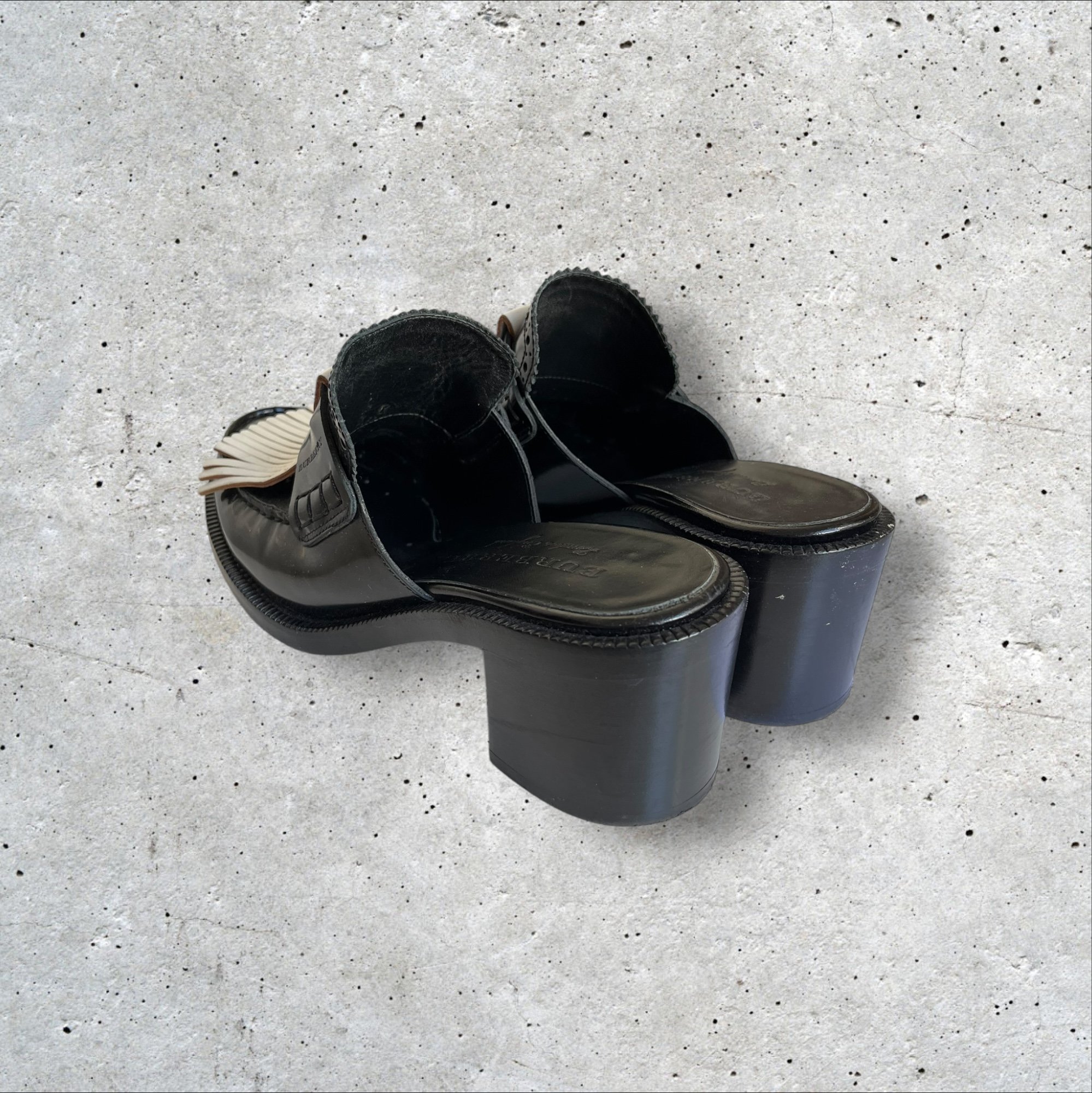 adomimod.com-BURBERRY-mules-cuir-noir-blanc-pointure-38Photoroom_005_20250404_163446.jpeg